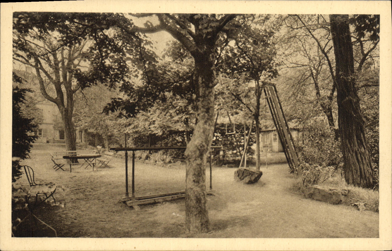 CPA Ecole Normaile du Sacre Coeur Coin de la maison vue du fond jardin
