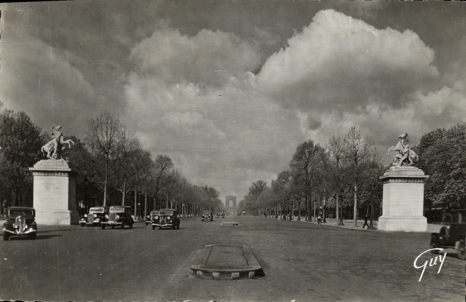 CPA Paris Et Ses Merveilles Avenue des Champs Elysees