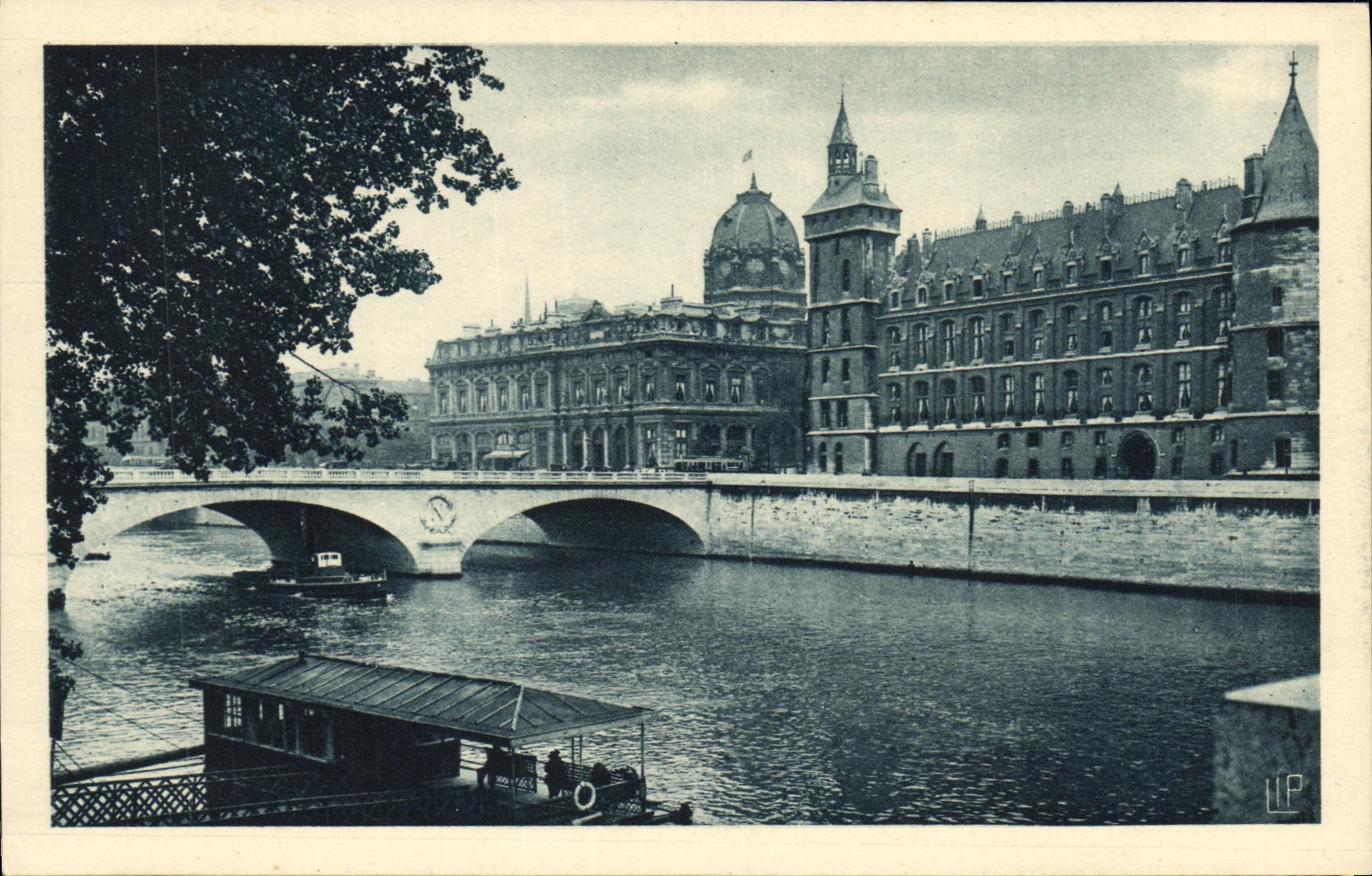 CPA Paris Vue sur la Seine la Conciergerie et le Tribunal de Commerce