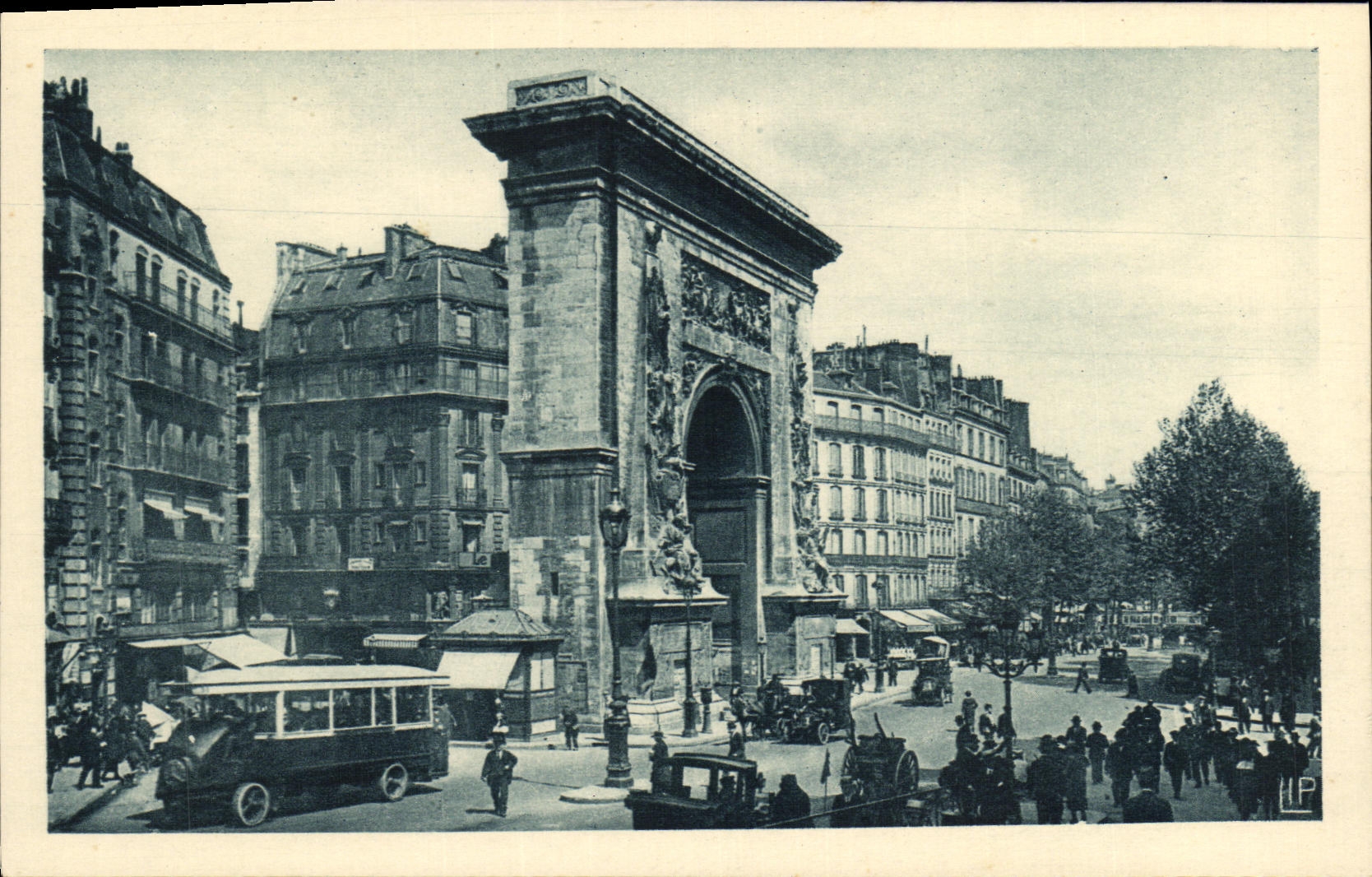 CPA Paris Le Boulevard et la Porte St Denis