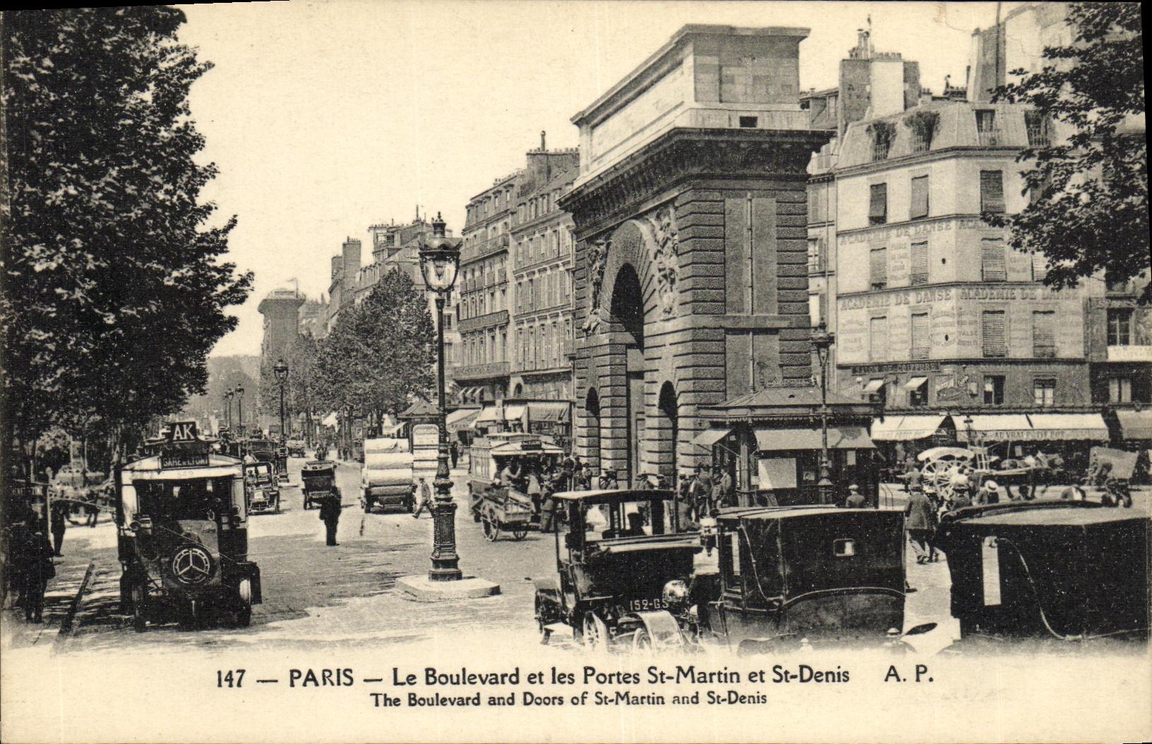 CPA Paris Le Boulevard et les Portes St Martin et St Denis