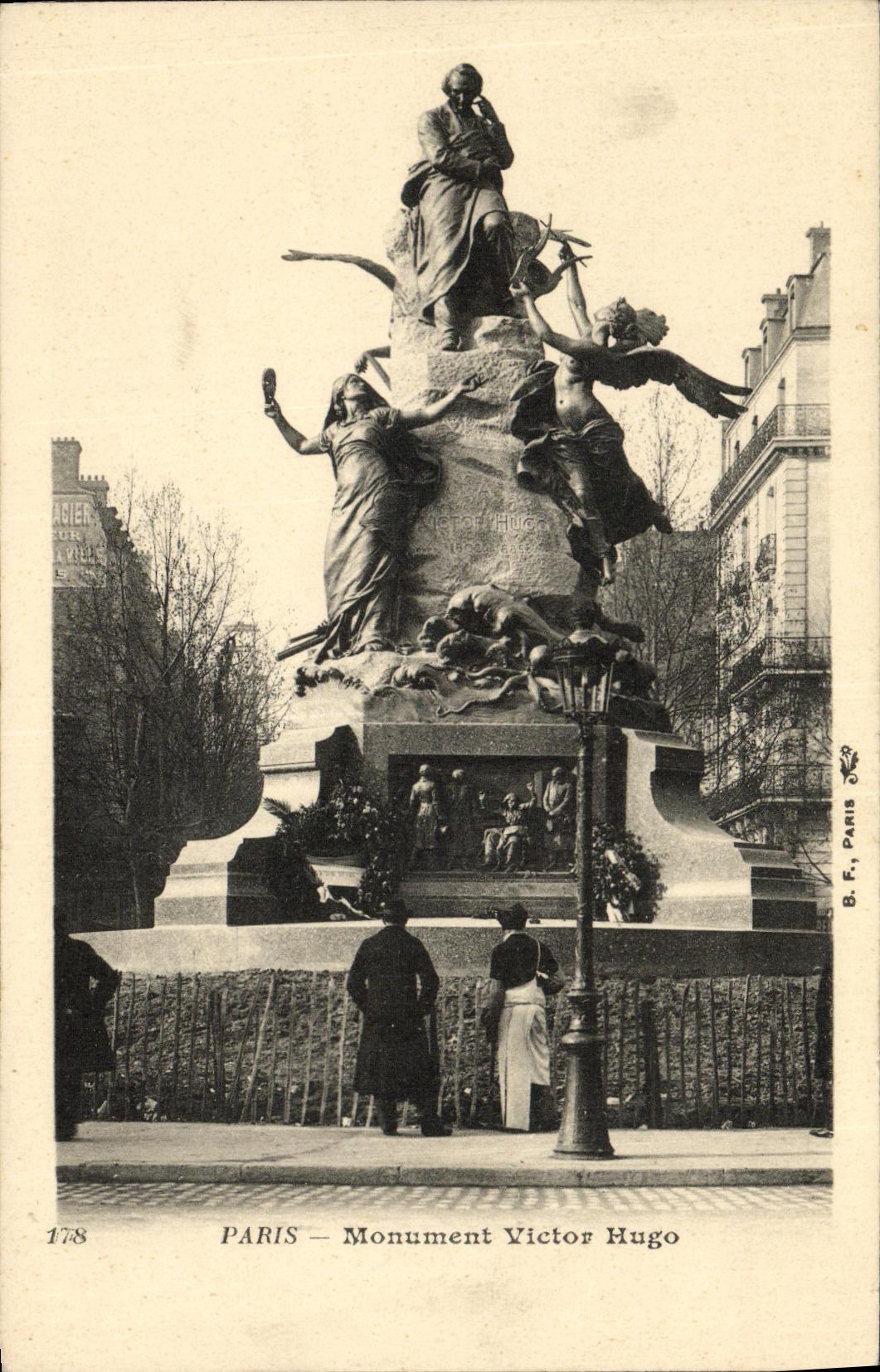 CPA Paris Monument Victor Hugo