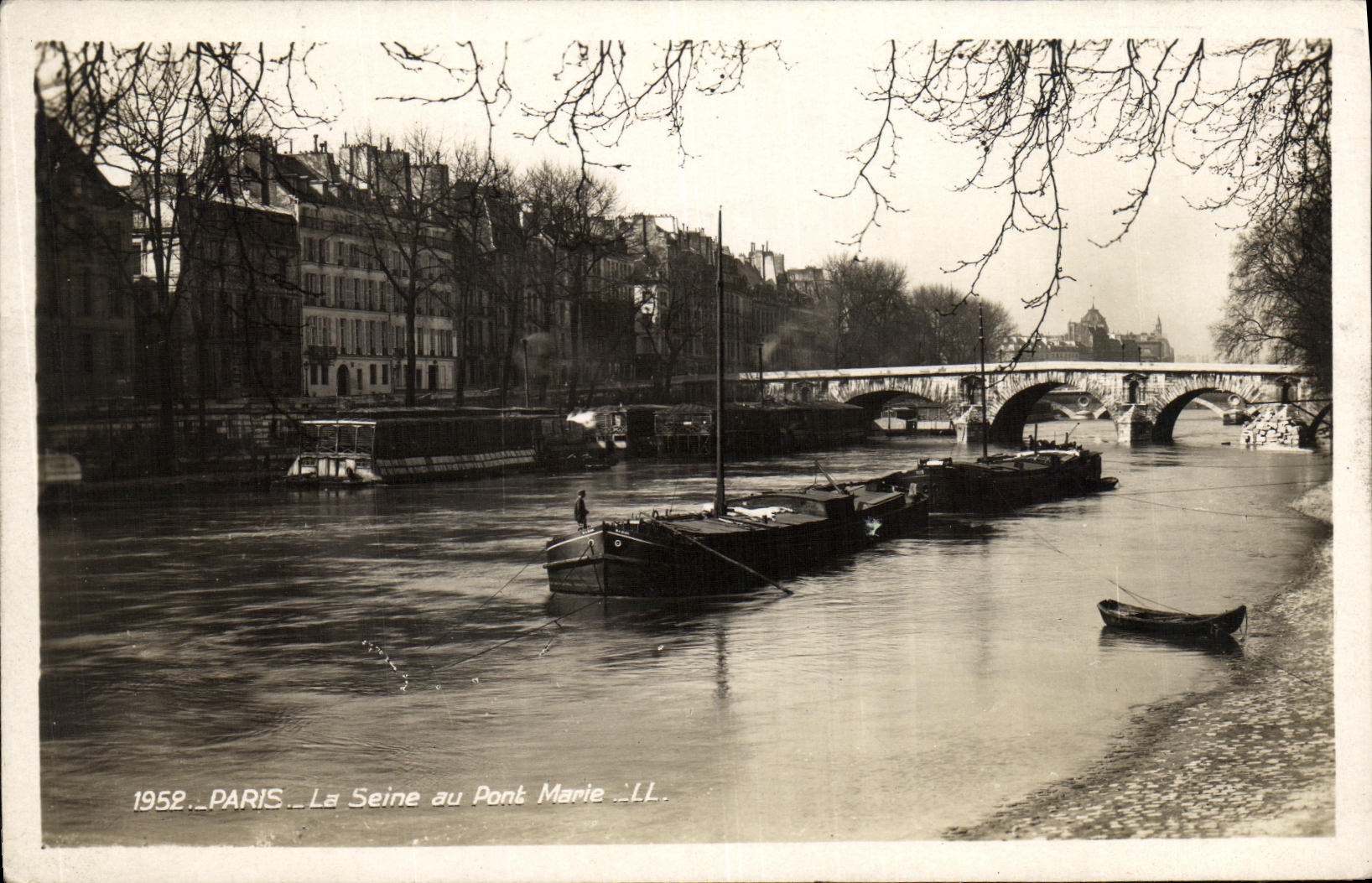 CPA Paris La Seine au Pont Marie Peniches Bateaux