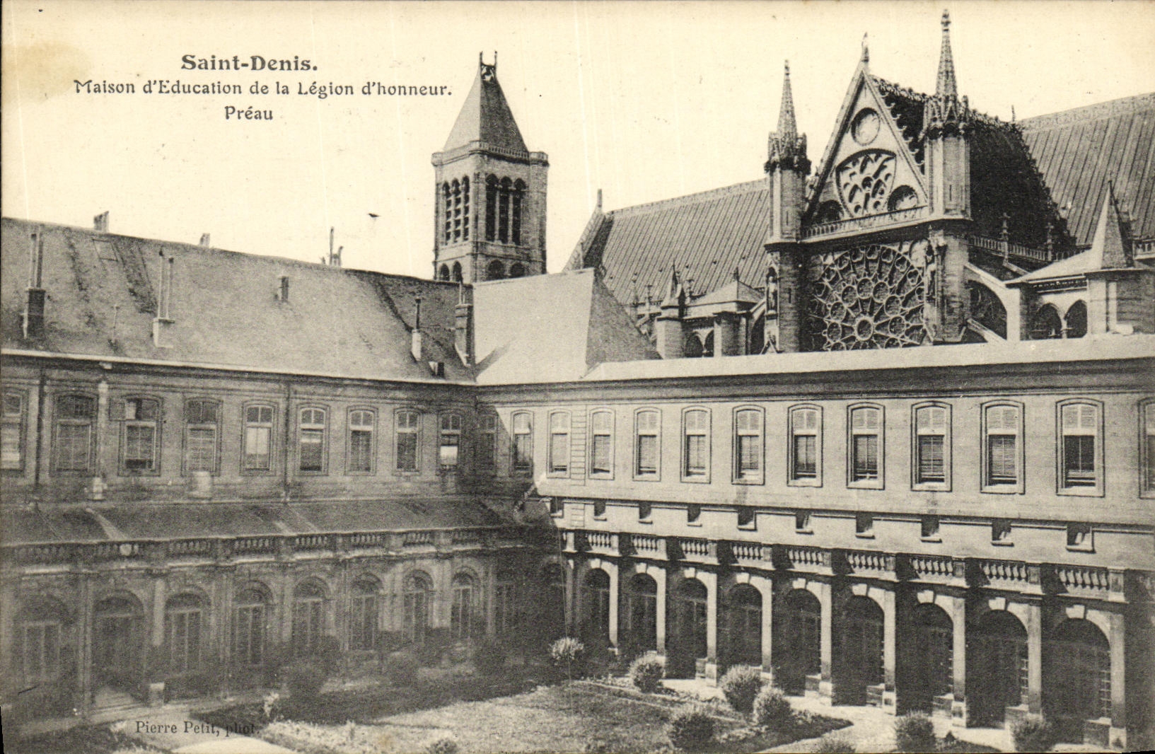 VINTAGE POSTCARD Holy Denis House D education of the legion D honor Courtyard