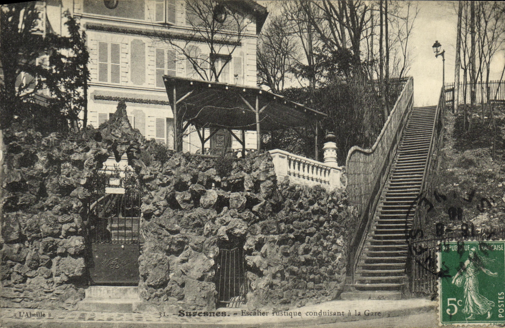 Escalera rústica de Suresnes de la POSTAL de la VENDIMIA que lleva a la estacion
