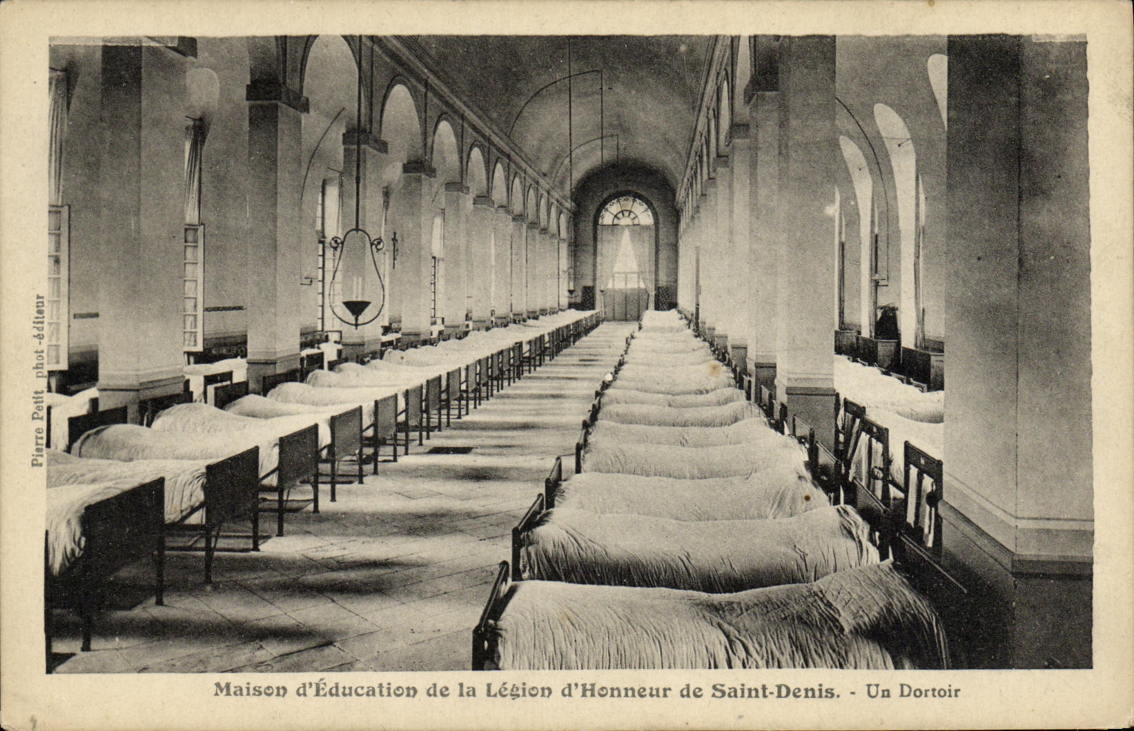 Educacion de la casa D de la POSTAL de la VENDIMIA del honor de la legion D de Denis Saint un dormitorio