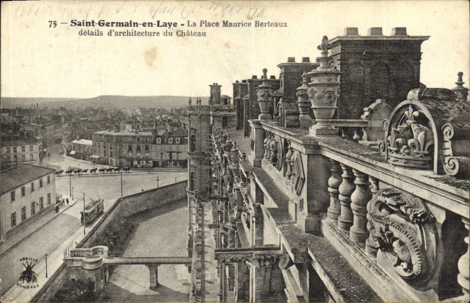 CPA Saint Germain en Laye La Place Maurice Berteaux Chateau