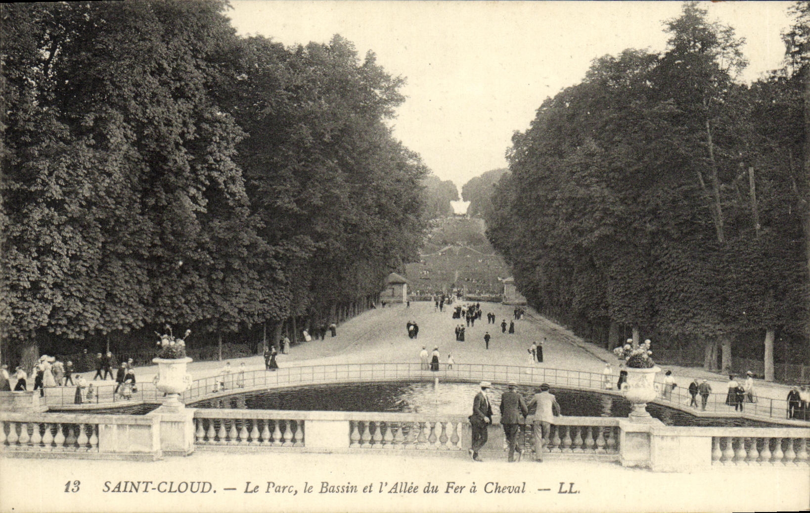 VINTAGE POSTCARD Holy Cloud the Park the Basin and L Gone of the Horseshoe