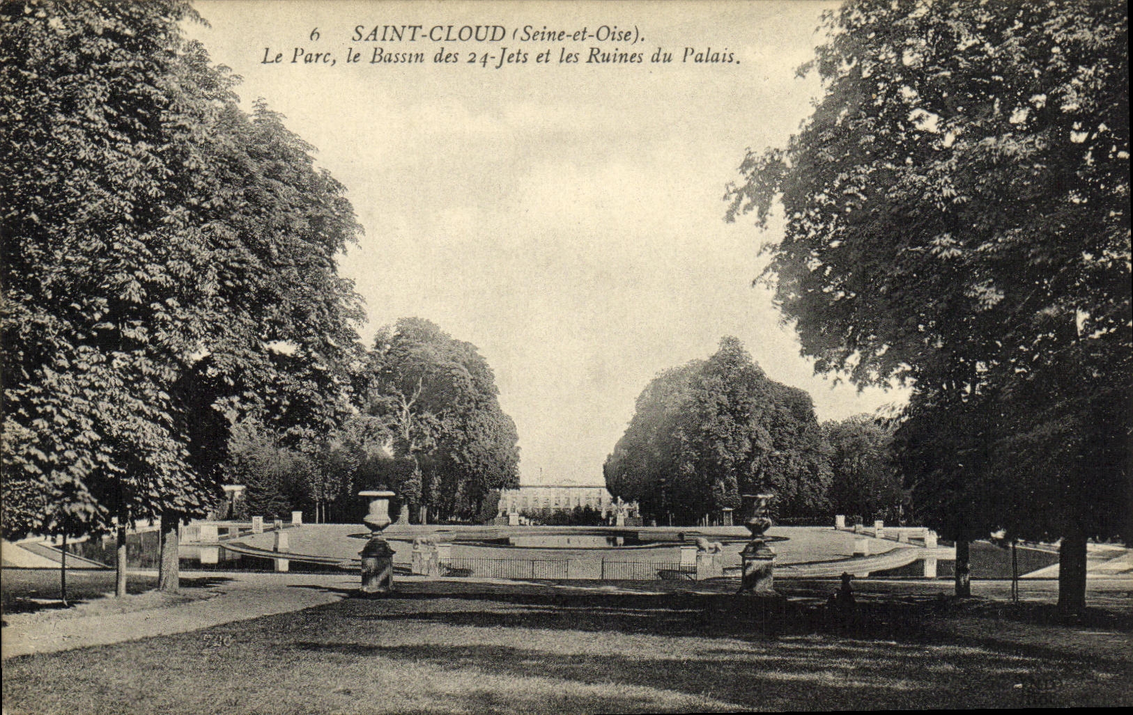 VINTAGE POSTCARD Holy Cloud the Park the Basin of the 24 jets and ruins of the palate