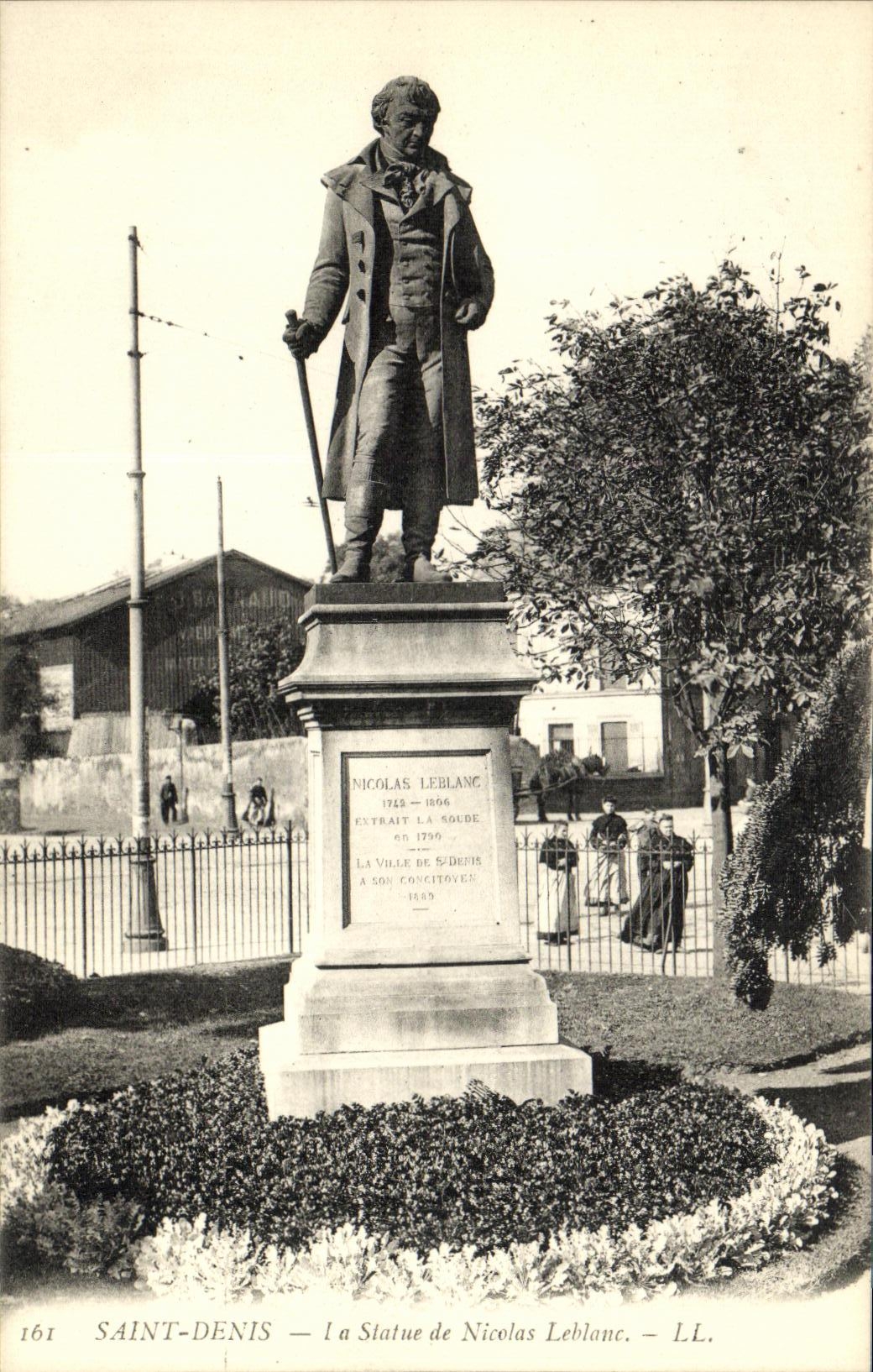 VINTAGE POSTCARD Holy Denis the Statue of Nicolas Leblanc
