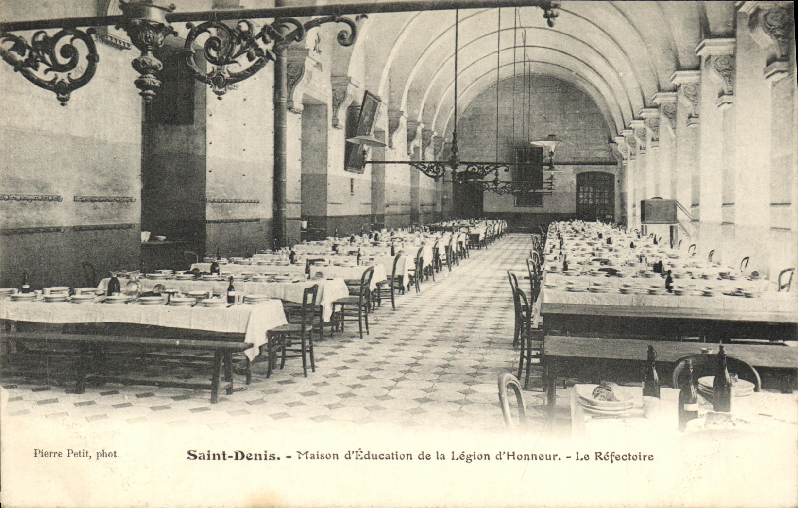 Educacion santa de la casa D de Denis de la POSTAL de la VENDIMIA del honor de la legion D el refectorio