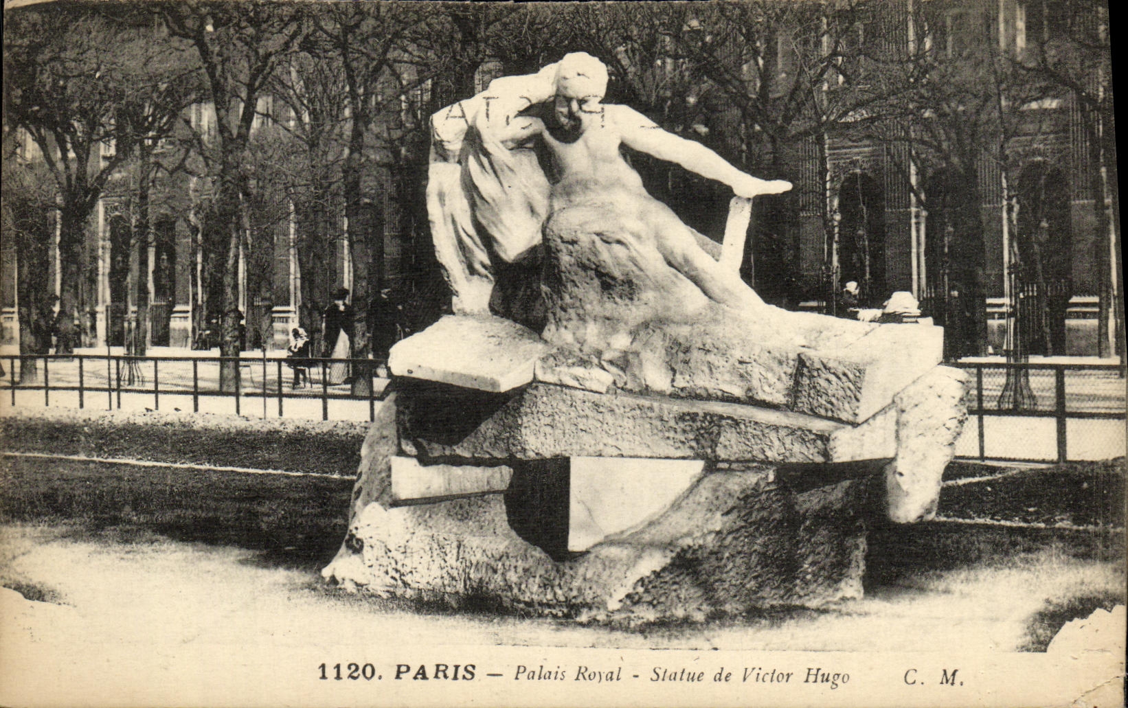 CPA Paris Palais Royal Statue de Victor Hugo