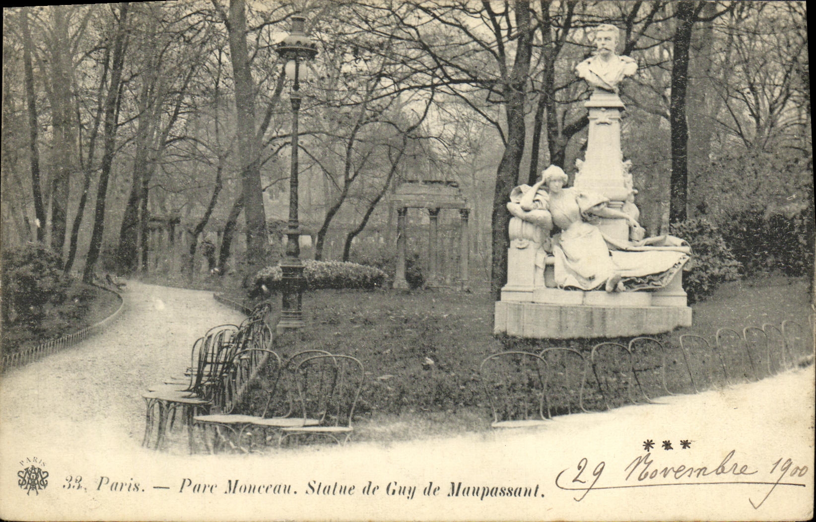 CPA Paris Parc Monceau Statue de Guy de Maupassant 
