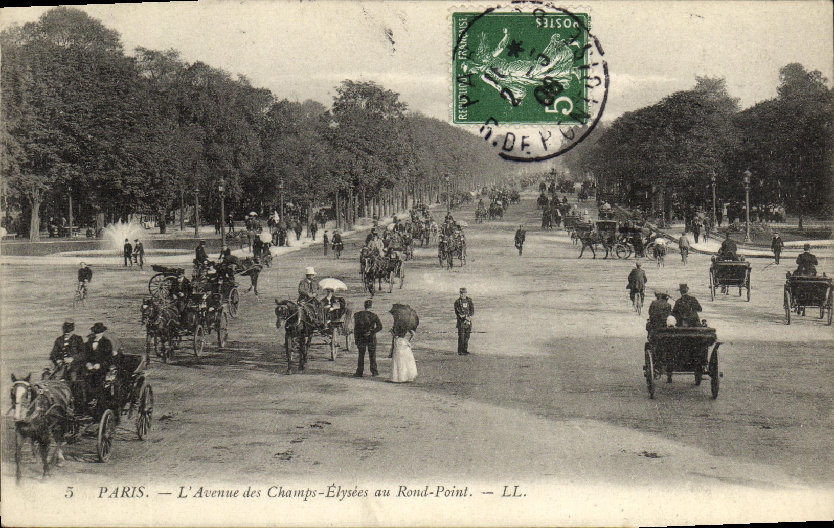 CPA Paris L Avenue des Champs Elysees au Rond Point