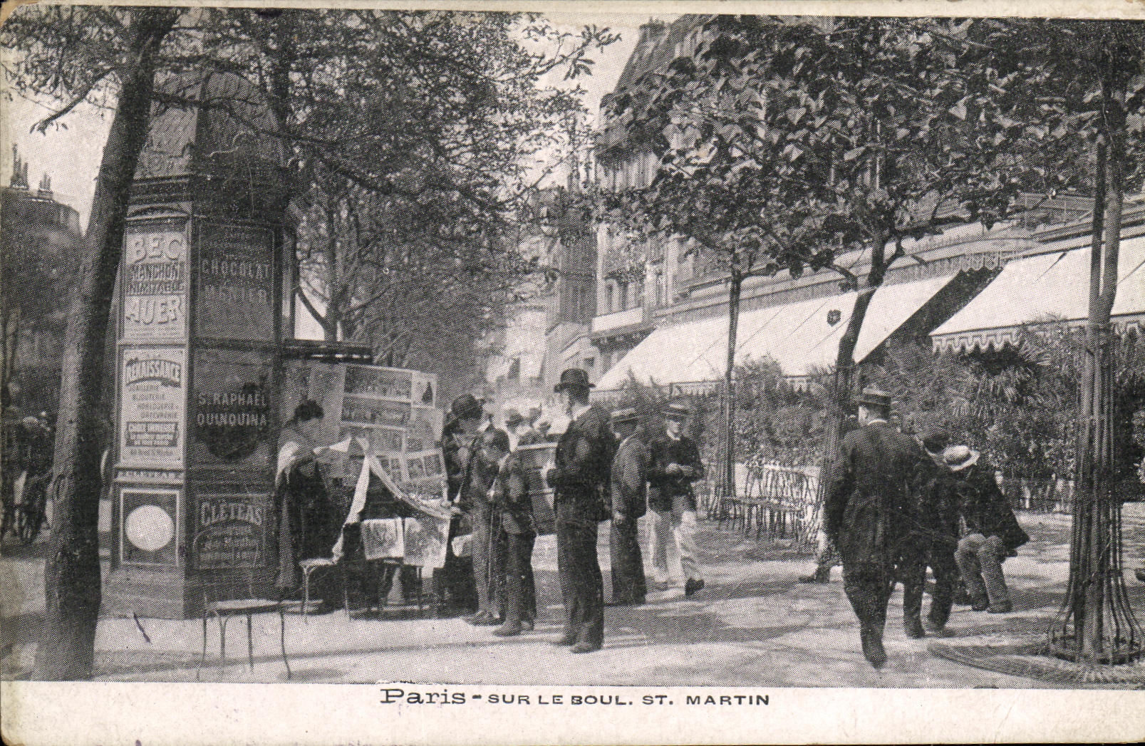 CPA Paris sur Le Boul St Martin Marchand de journaux