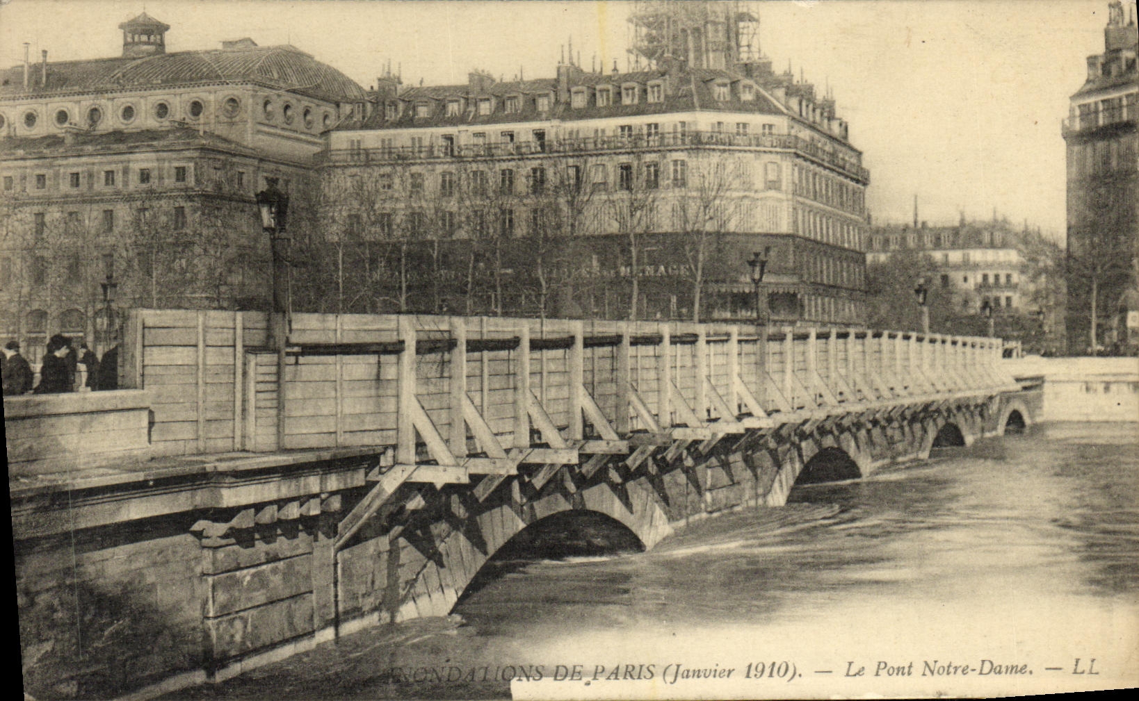 VINTAGE POSTCARD Paris the Bridge Notre Dame Floods 1910