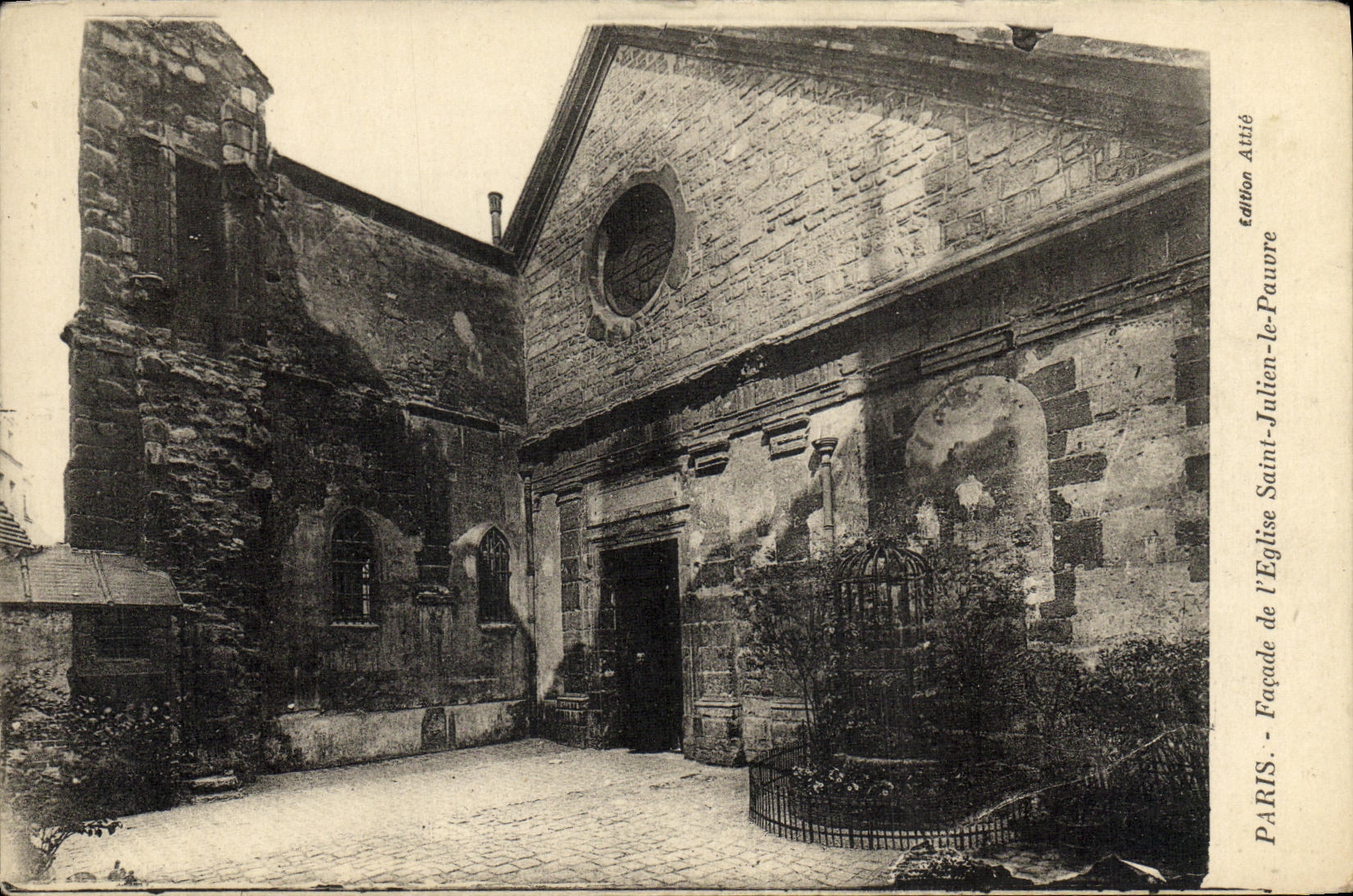 CPA Paris Facade de l eglise Saint Julien le pauvre