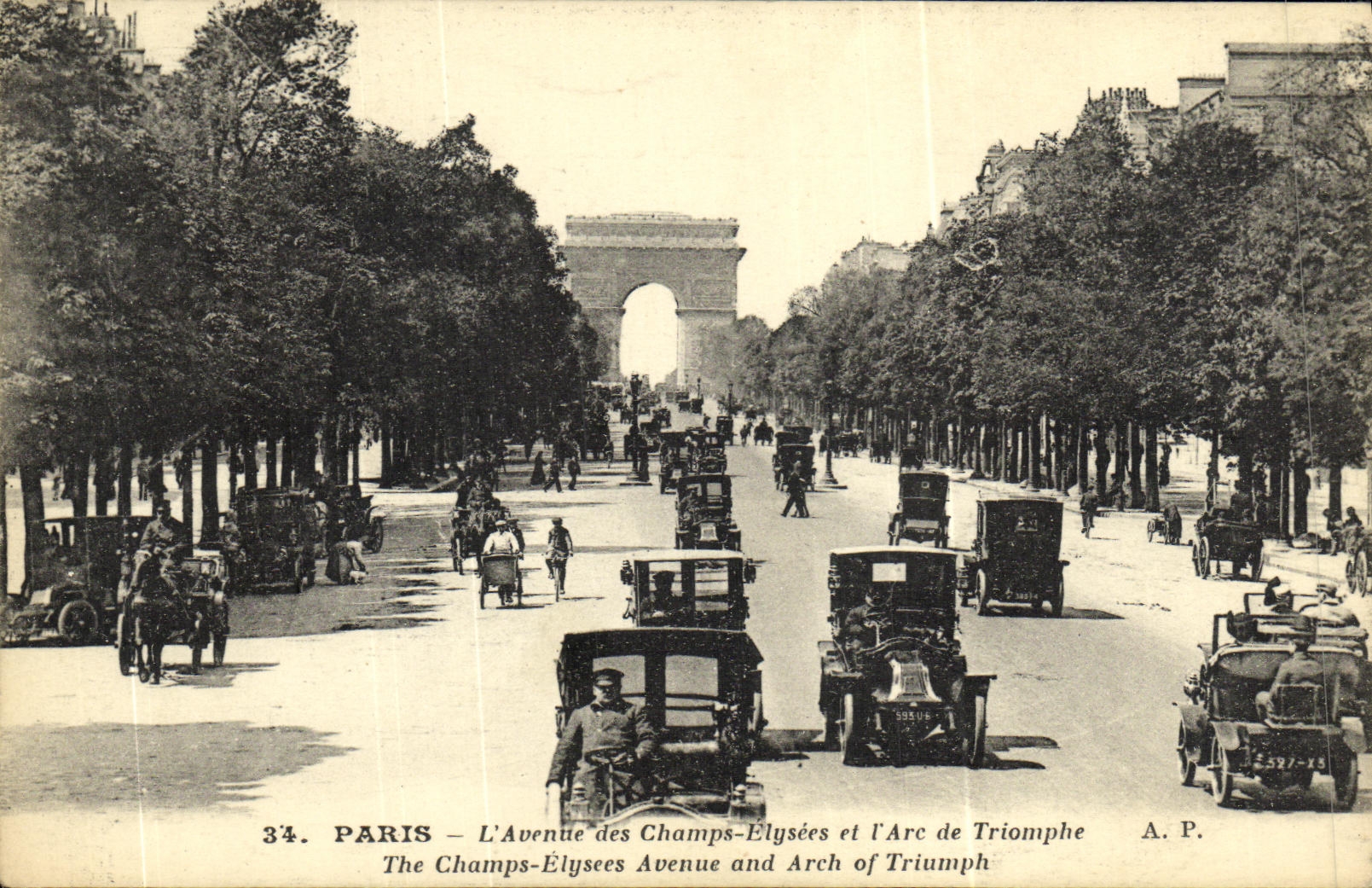 CPA Paris L Avenue des Champs Elysees et l Arc de Triomphe