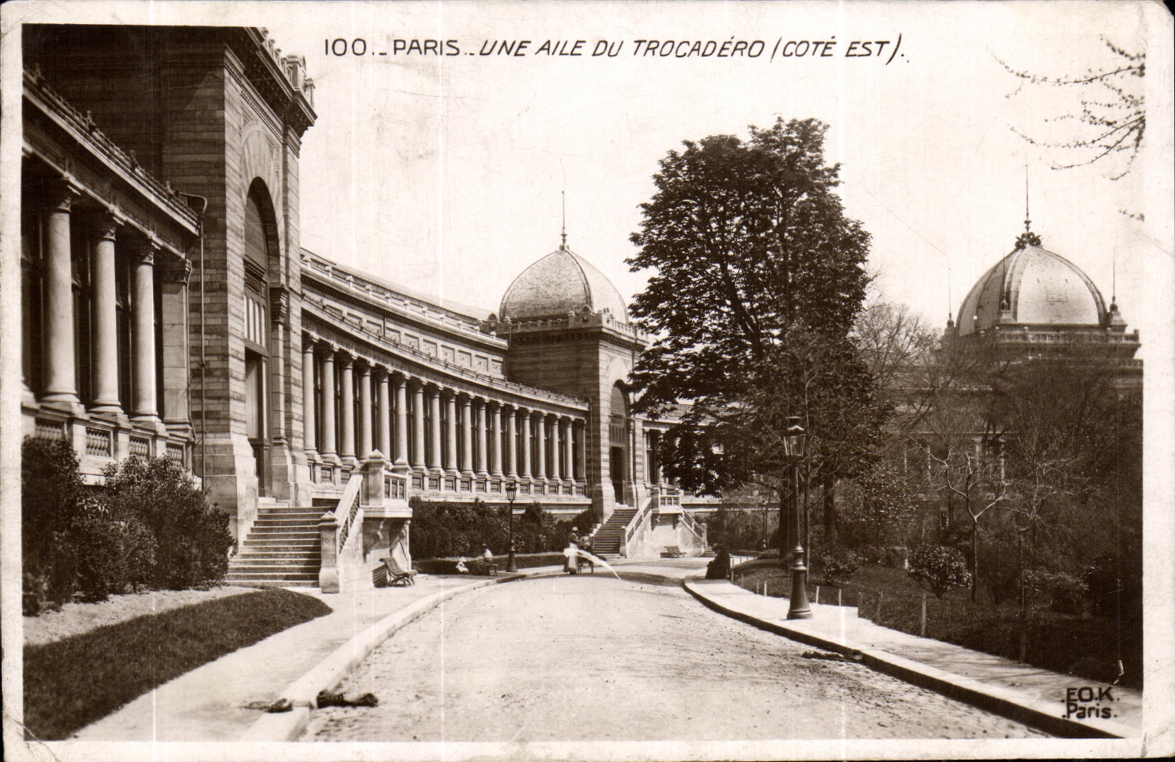 CPA Paris Une aile du Trocadero Cote Est