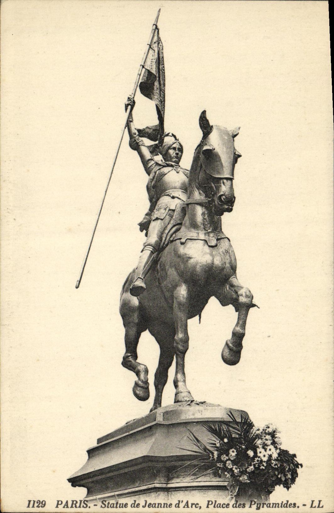 CPA Paris Statue de Jeanne d Arc Place des Pyramides