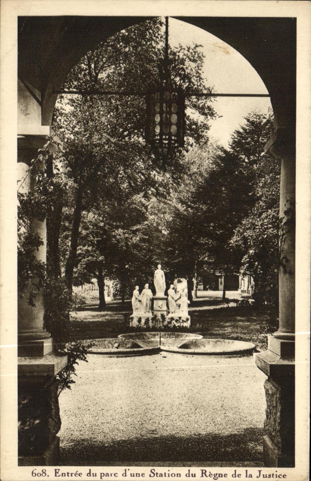 VINTAGE POSTCARD Paris entered of the park D a station of the reign of justice