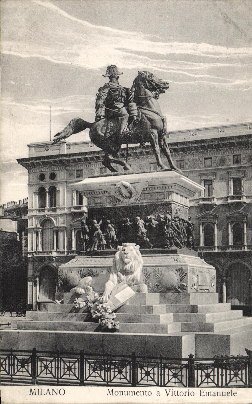 CPA Milano Monumento a Vittorio Emanuele