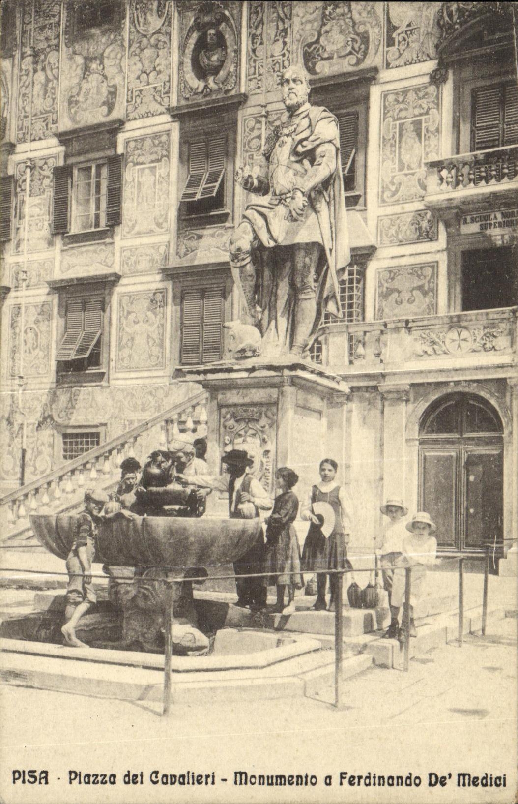 CPA Pisa Piazza del Cavaliert Monumento a Ferdinando de Medici Enfants
