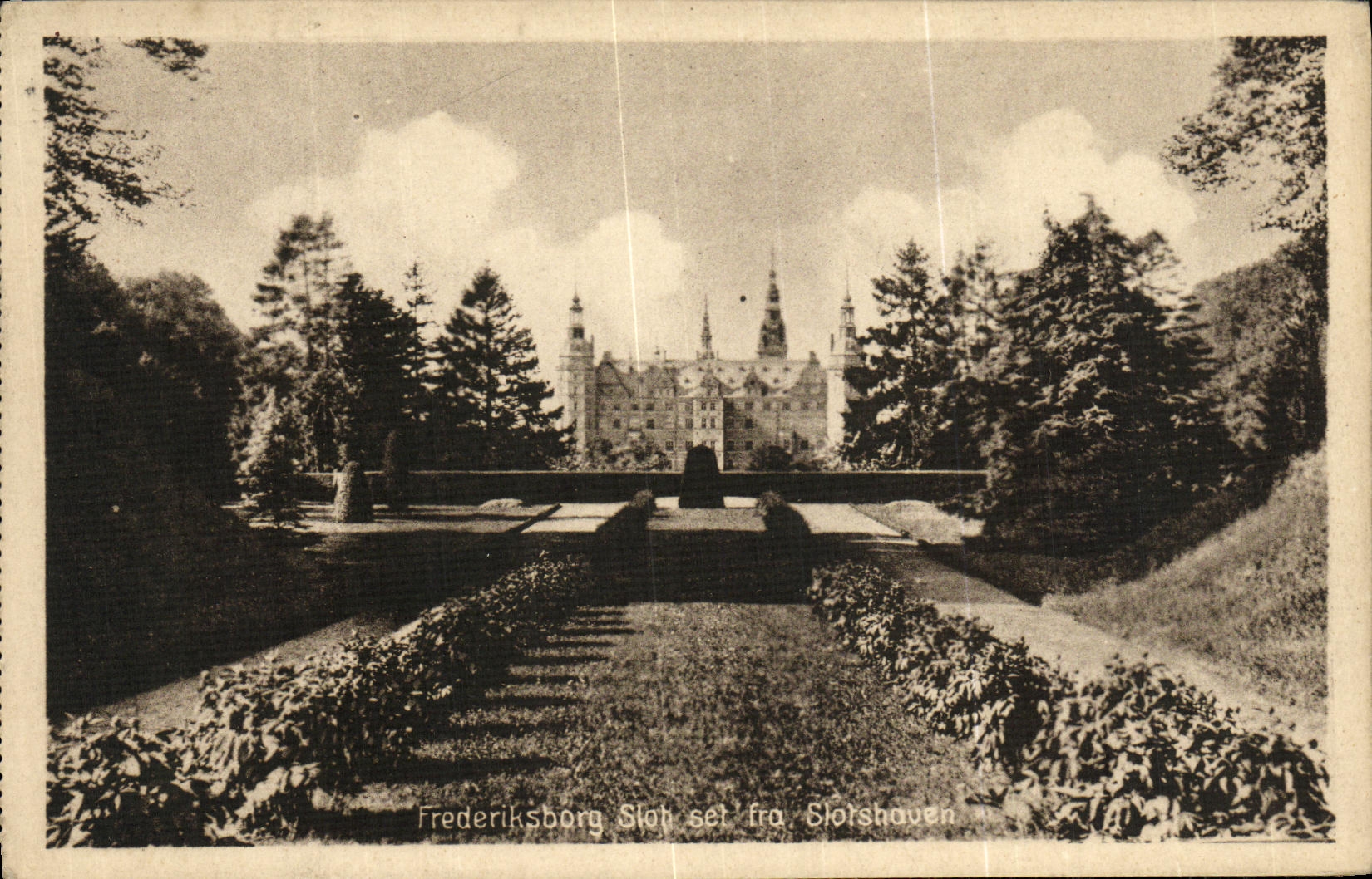 VINTAGE POSTCARD Frederiksborg Slot set FRA Slotshaven