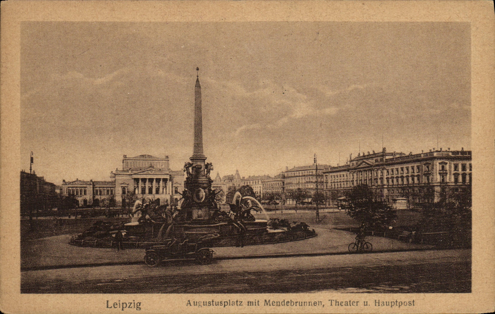 CPA Leipzig Augustusplatz mit mendebrunnen Theatre u Hauptpost