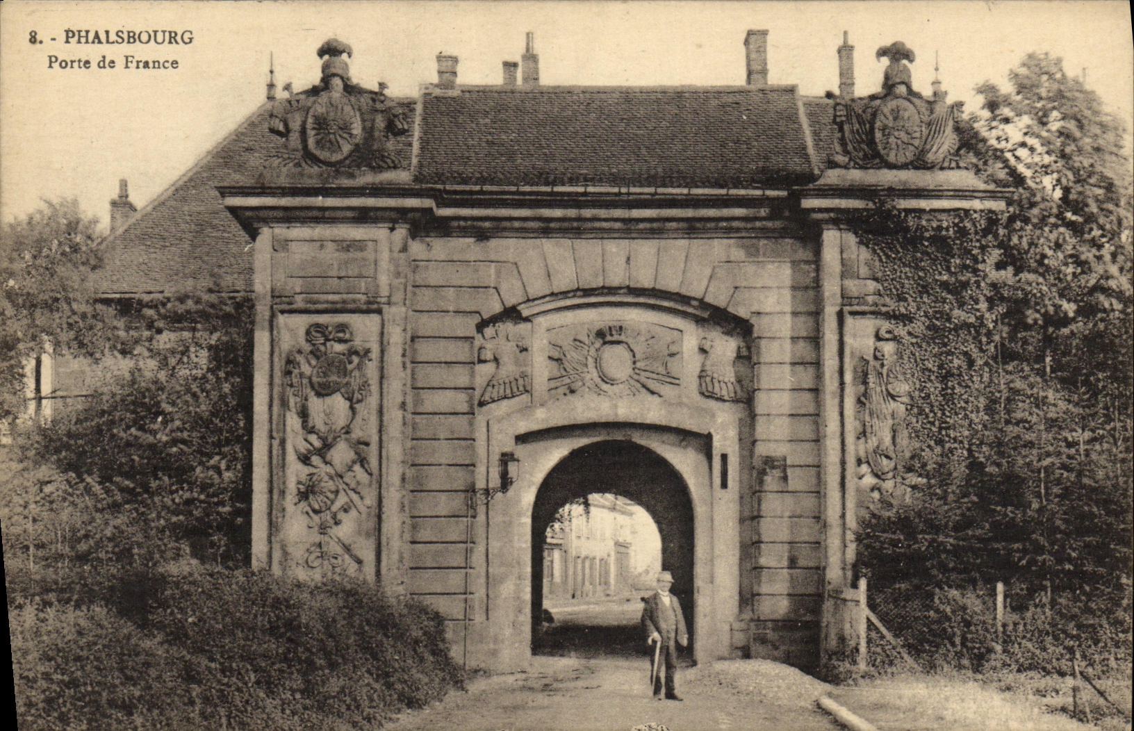 VINTAGE POSTCARD Phalsbourg Carries France