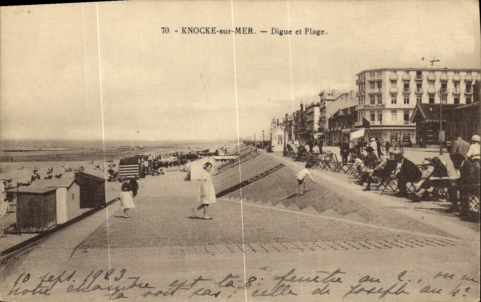 VINTAGE POSTCARD Knocke on Mer Dams and Beach
