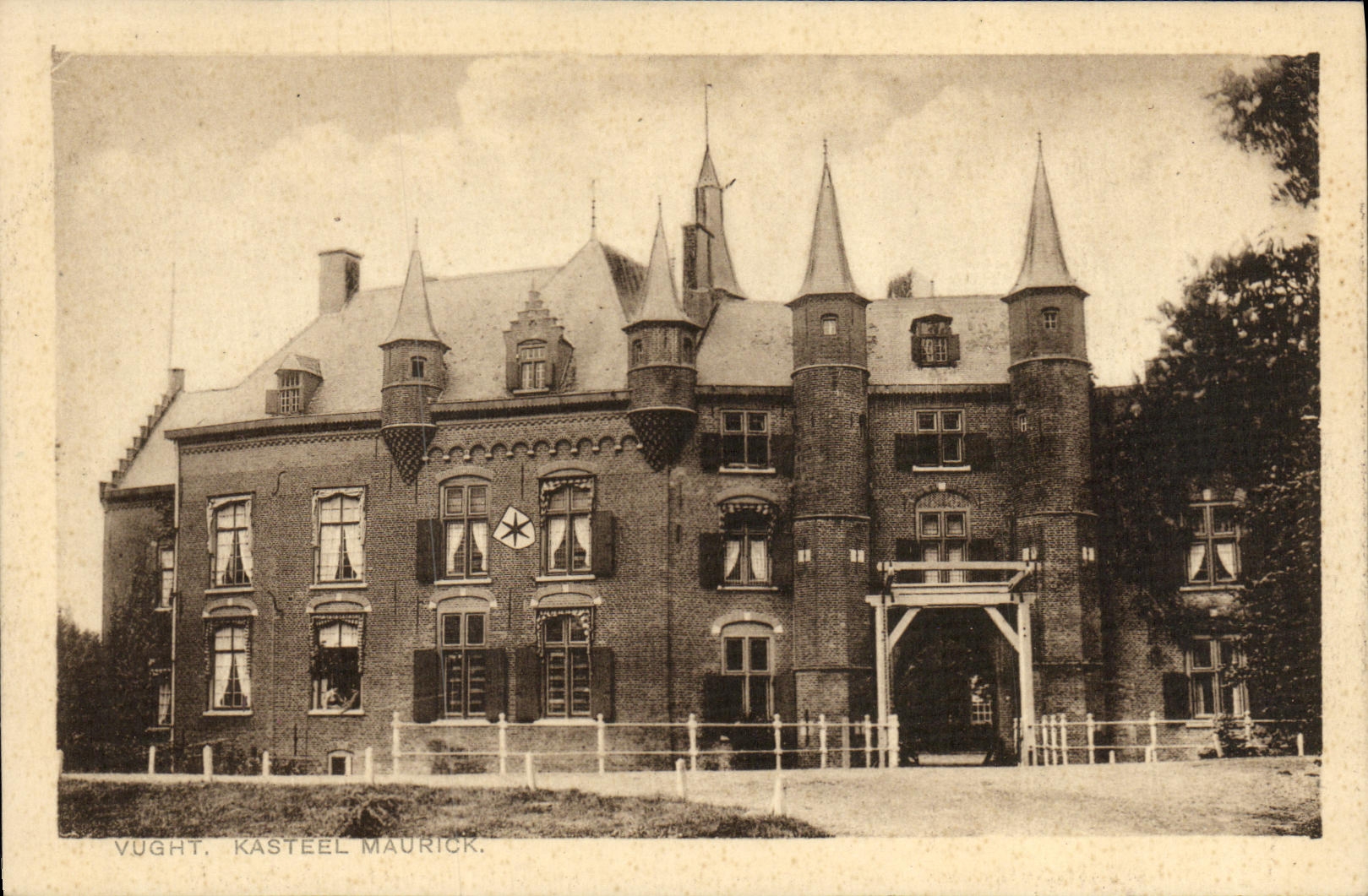 VINTAGE POSTCARD Vught Kasteel Maurick