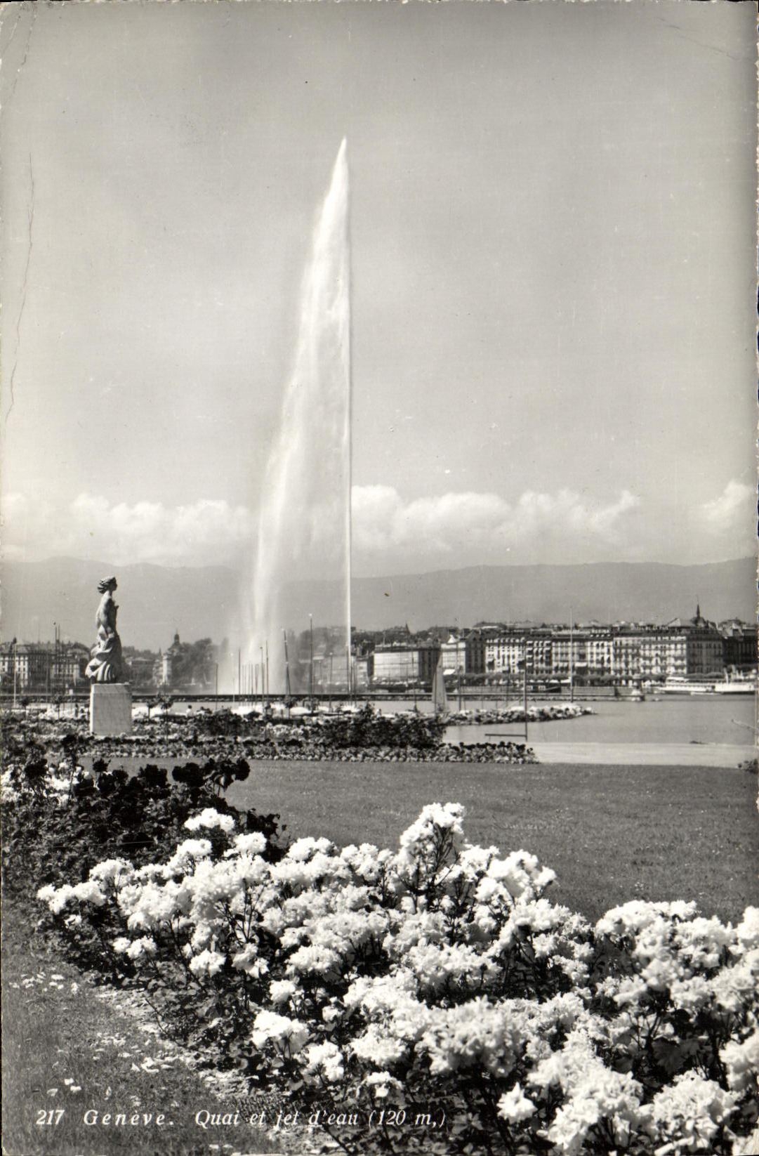 VINTAGE POSTCARD Geneva Quay and jet D water