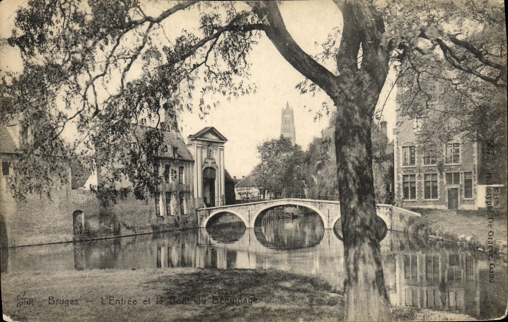 VINTAGE POSTCARD Bruges L Entered and the bridge of the beguinage