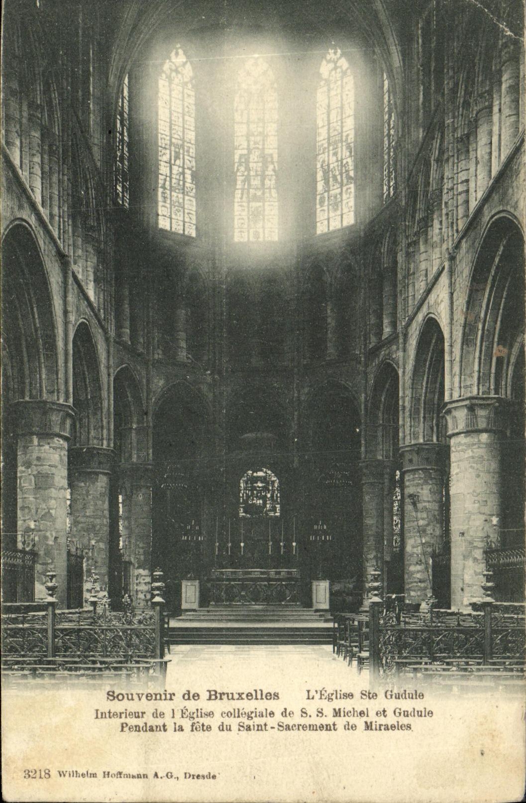 Recuerdo de Bruselas de la POSTAL de la VENDIMIA de L iglesia co Gudulia interior de L iglesia colegial de S Miguel