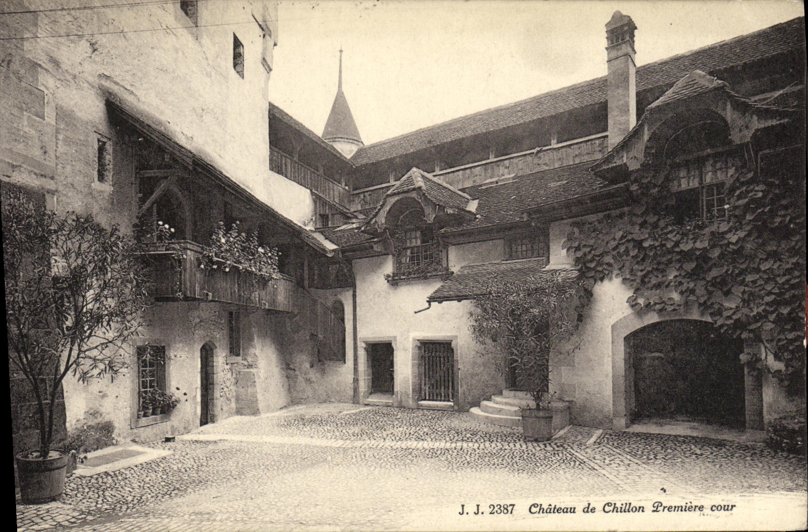 VINTAGE POSTCARD Castle of Chillon First Court