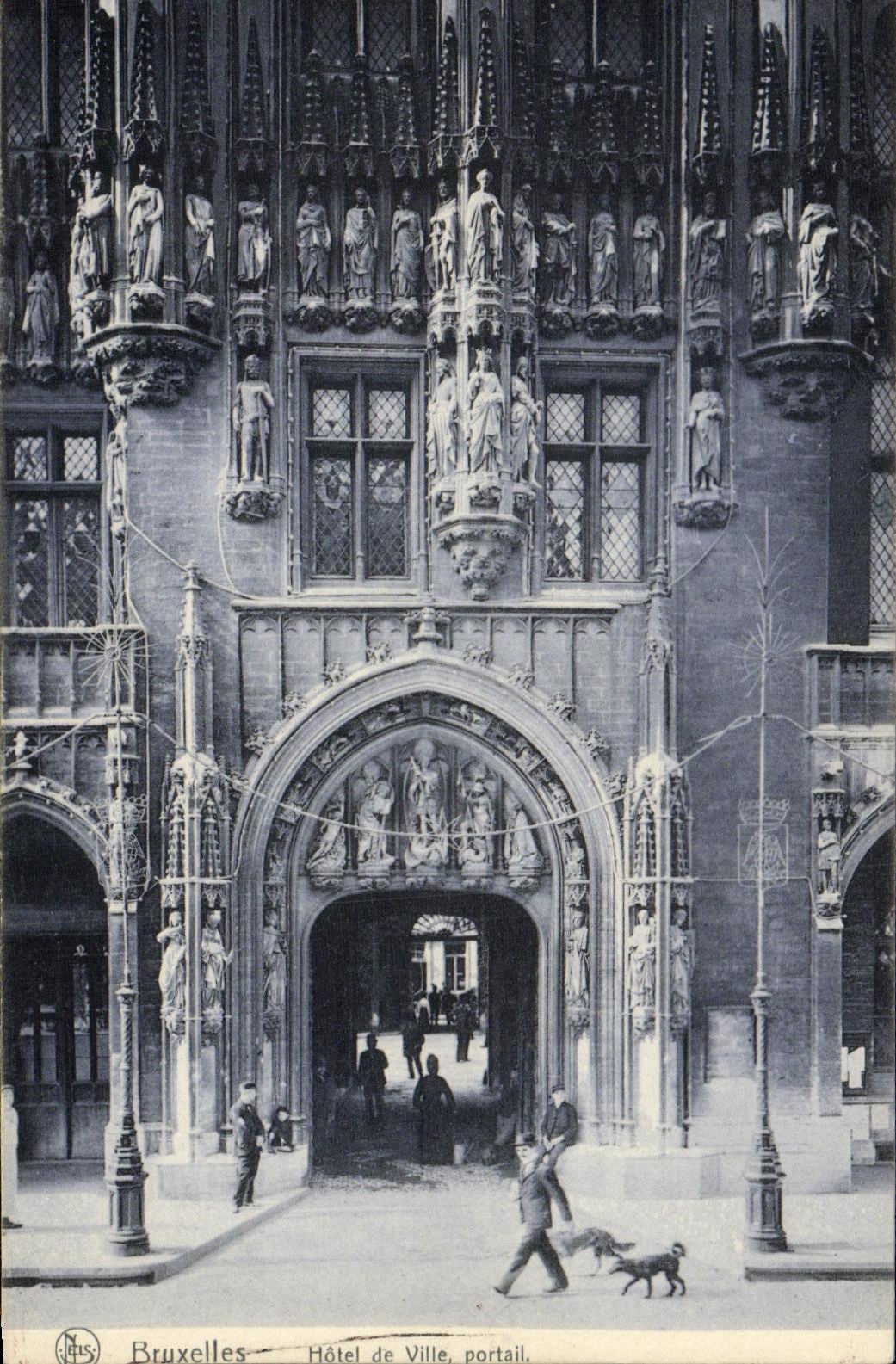 Puerta del ayuntamiento de Bruselas de la POSTAL de la VENDIMIA