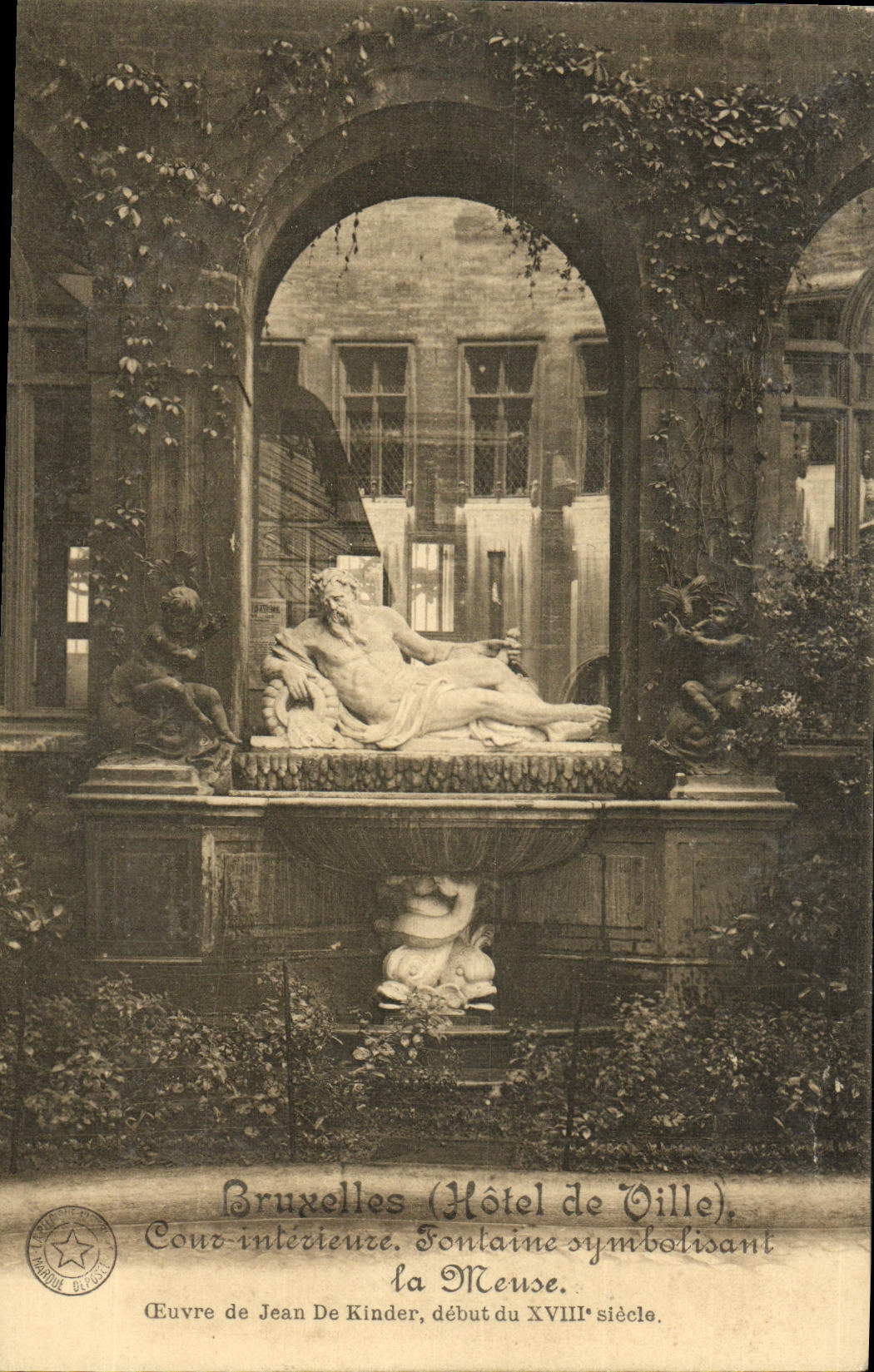 Fuente interior de Bruselas Copur de la POSTAL de la VENDIMIA que simboliza el ayuntamiento de la Mosa