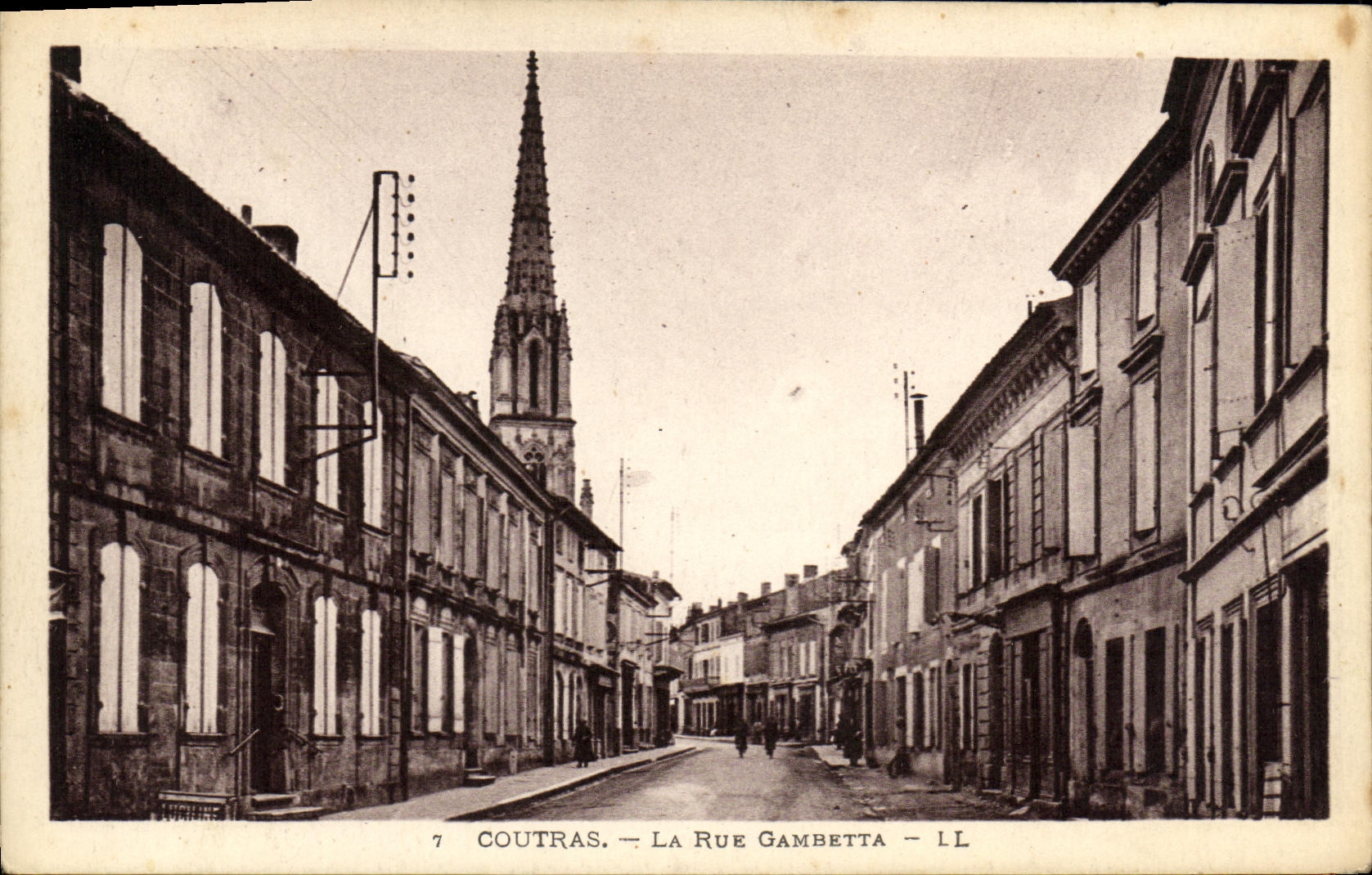 VINTAGE POSTCARD Coutras the Street Gambetta