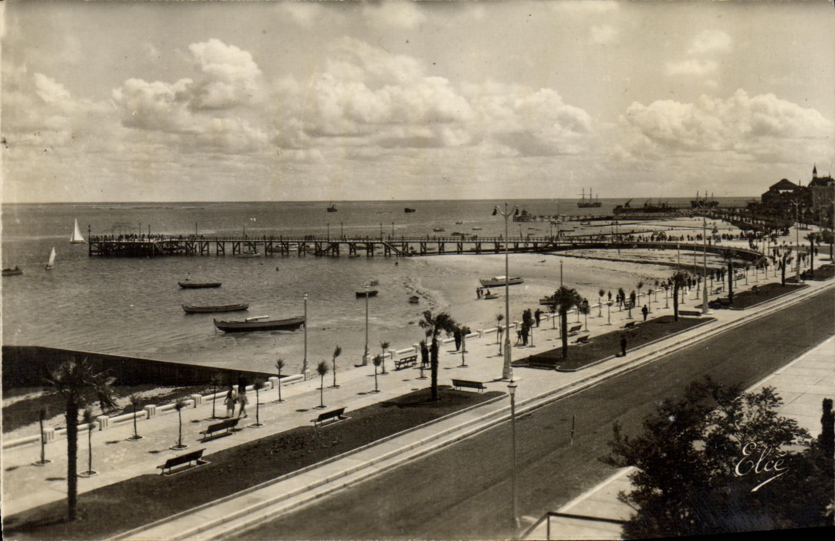 CPA Arcachon Nouveau Boulevard Promenade Jetee Thiers et d Eyrac vues du grand hotel