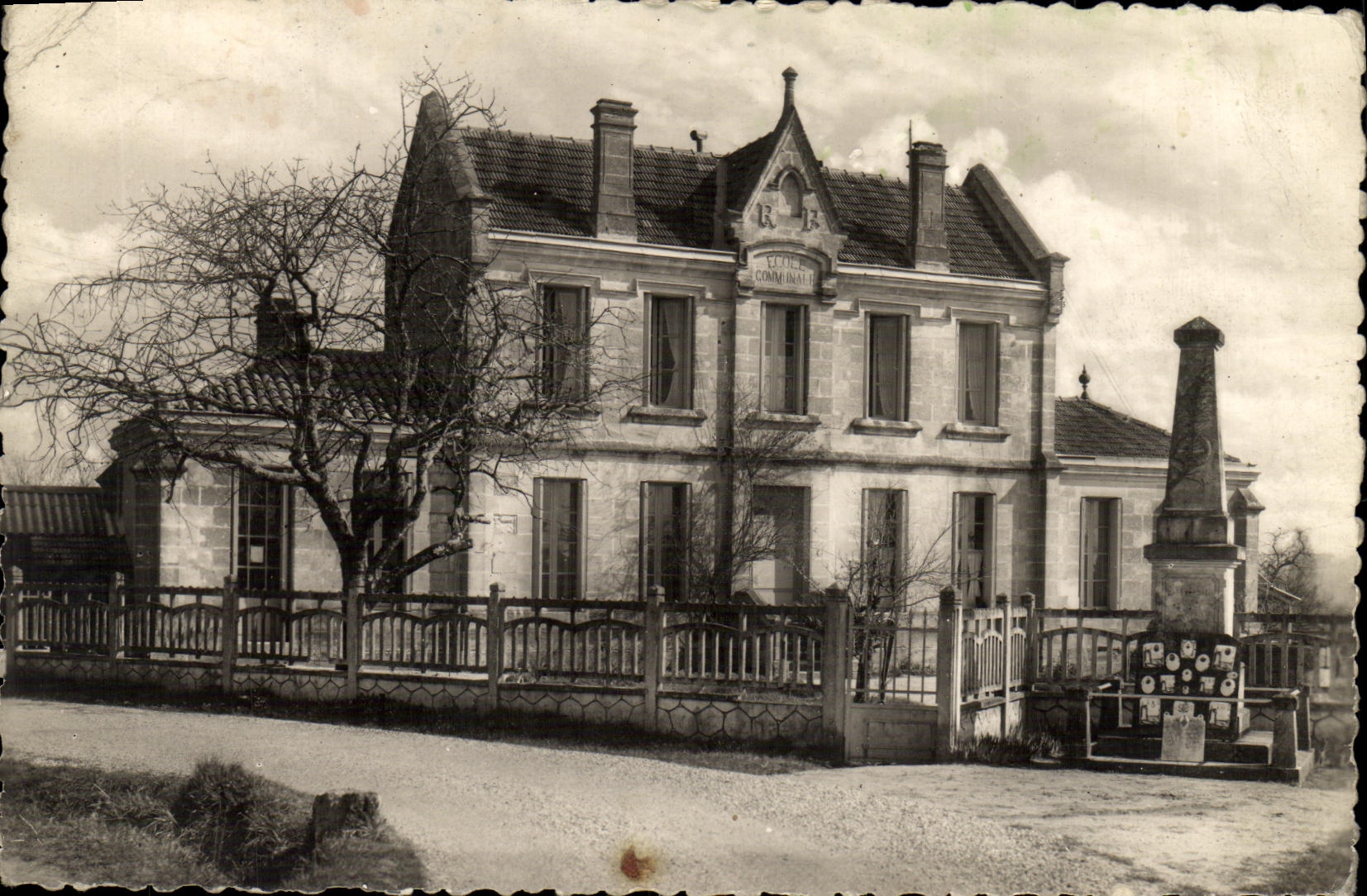 MODERN CARD Tizac de Lapouyade the school complex