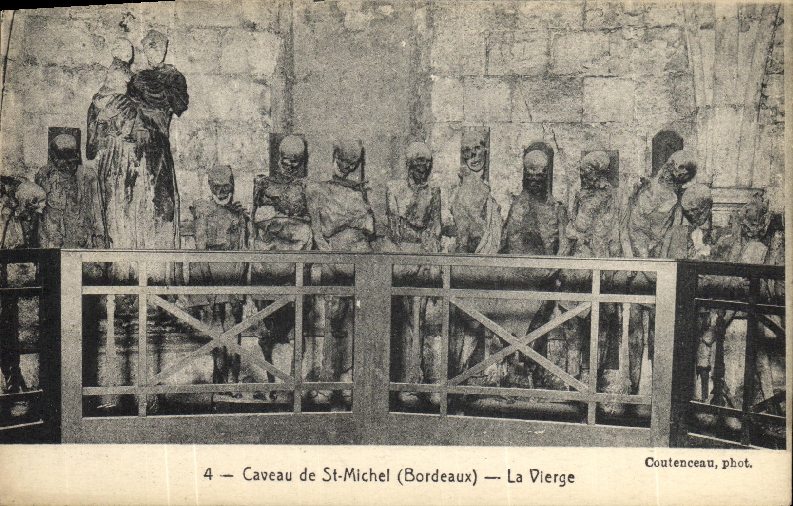 CPA Bordeaux Caveau de St Michel La Vierge