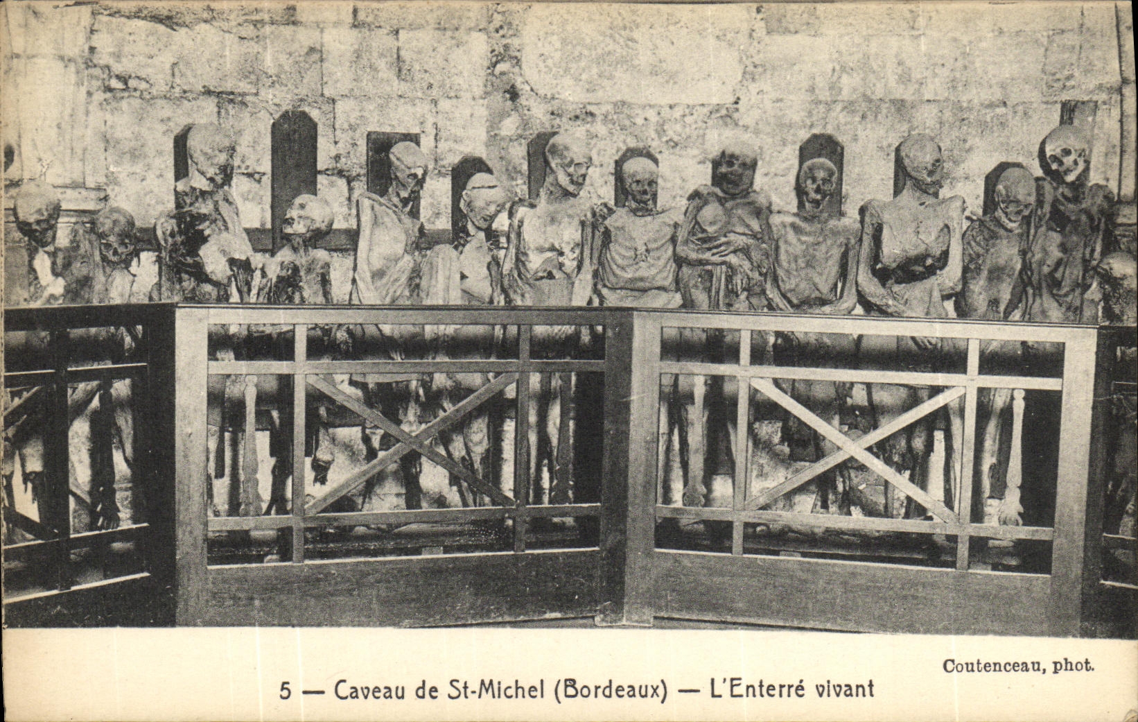 CPA Bordeaux Caveau de St Michel L enterre vivant