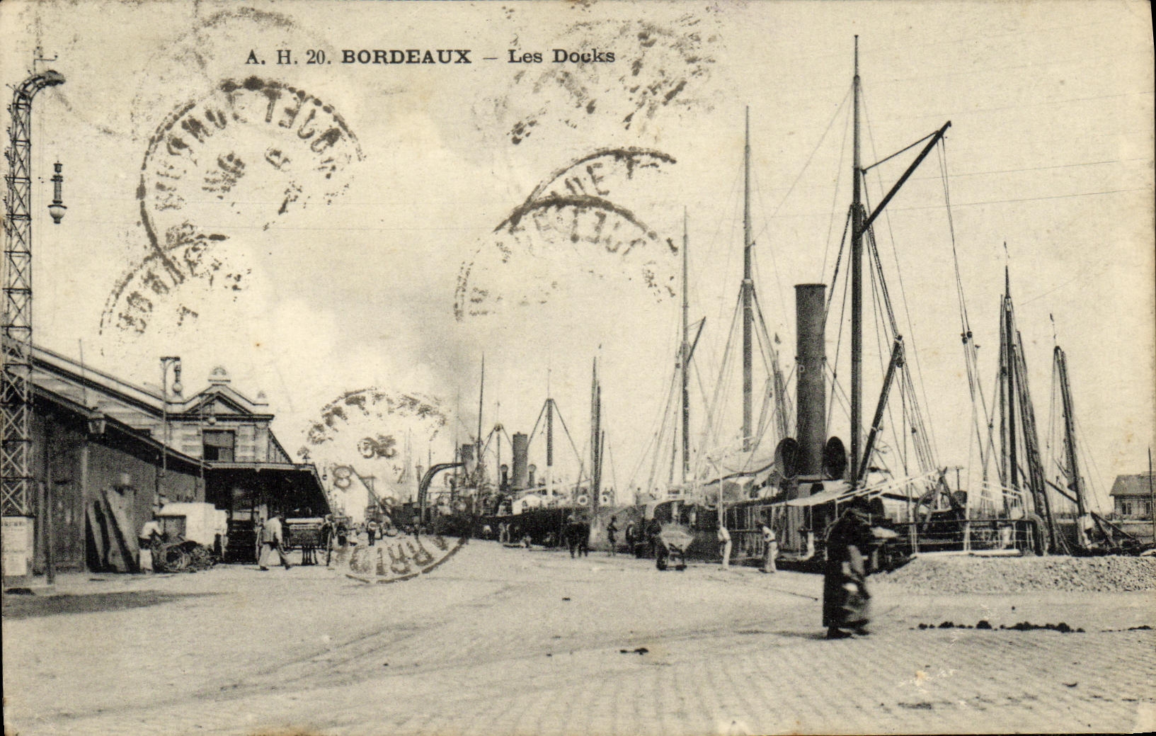 CPA Bordeaux Les Docks Bateaux