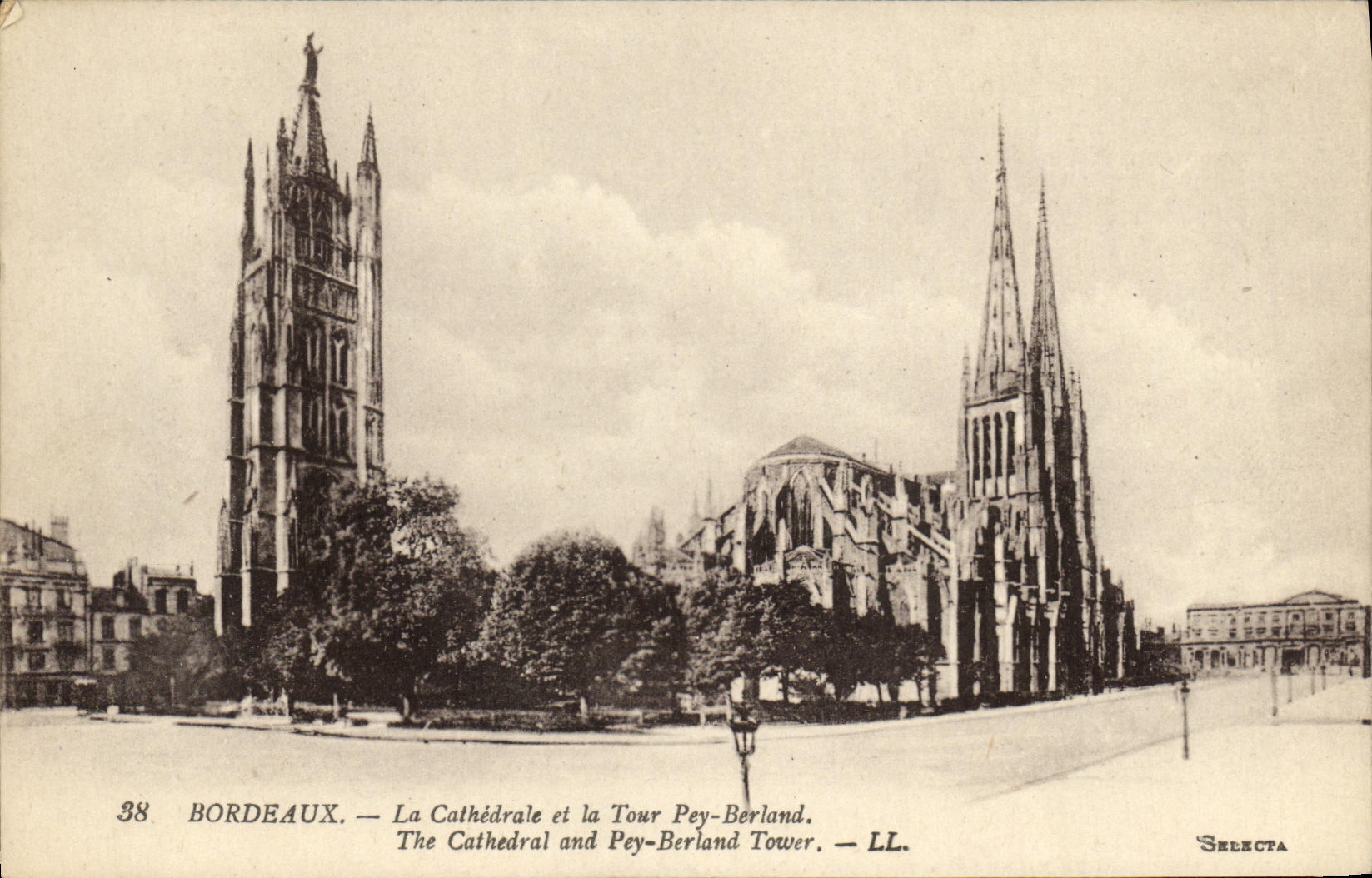 CPA Bordeaux Cathedrale et la Tour Pey Berland