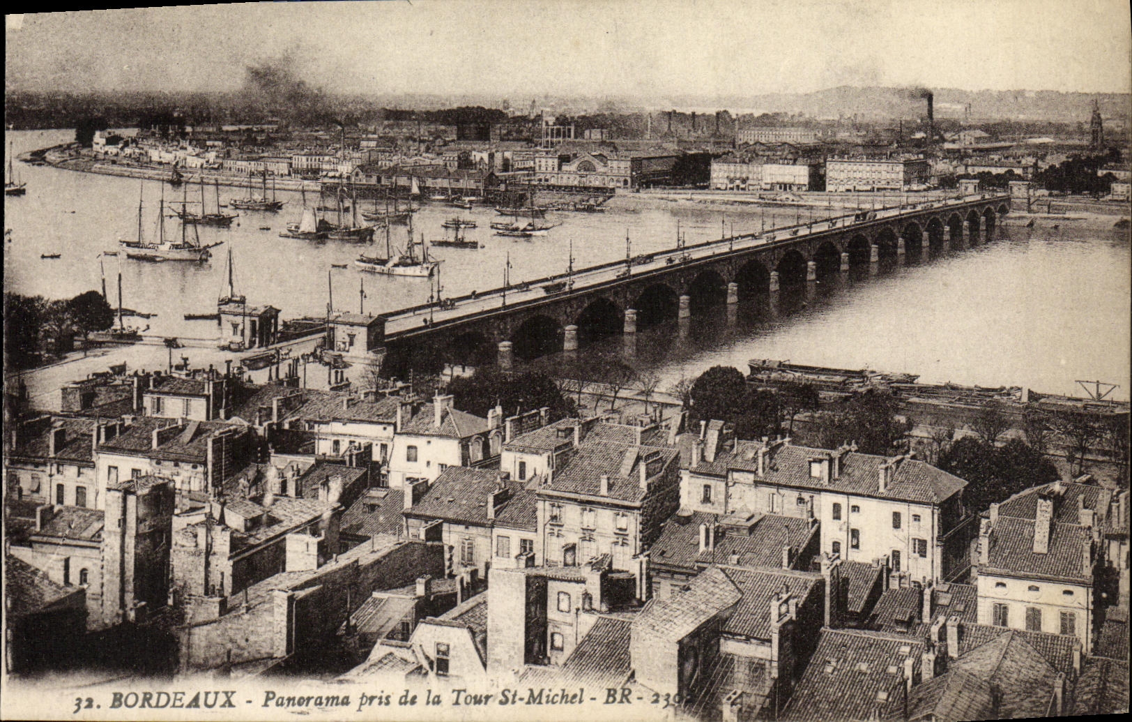 CPA Bordeaux Panorama pris de la Tour St Michel Bateaux