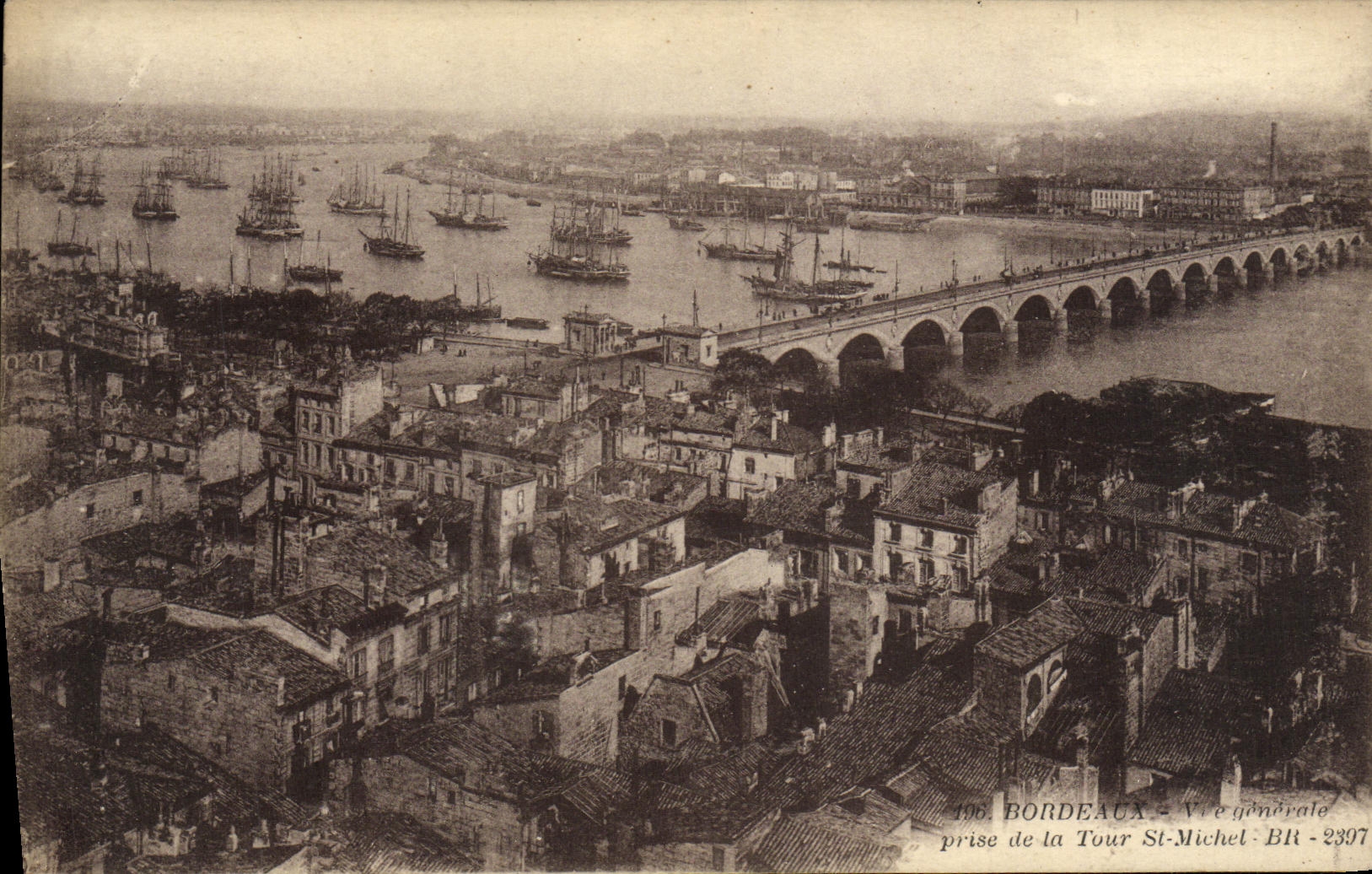 CPA Bordeaux Vue Generale prise de la tour St Michel Bateaux