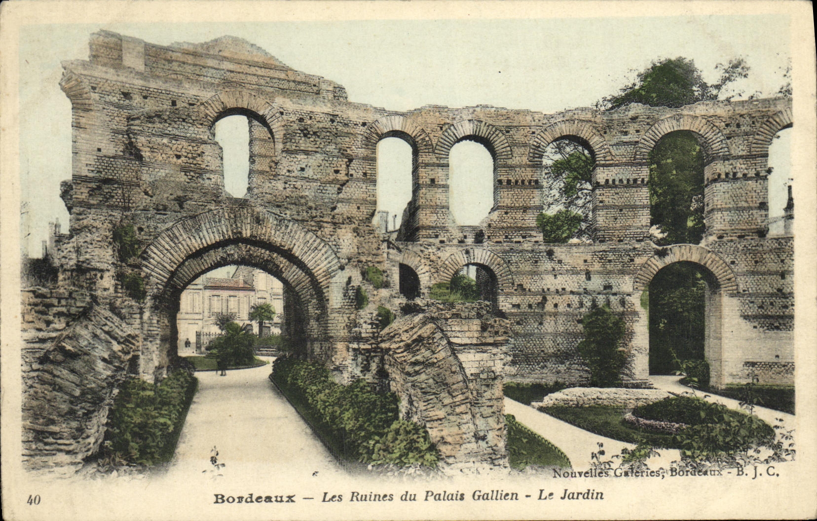 CPA Bordeaux Les Ruines du Palais Gallien le jardin