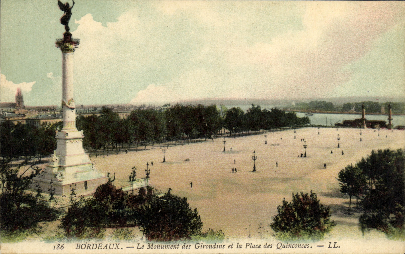 CPA Bordeaux Le Monument des Girondins et la Place des Quinconces