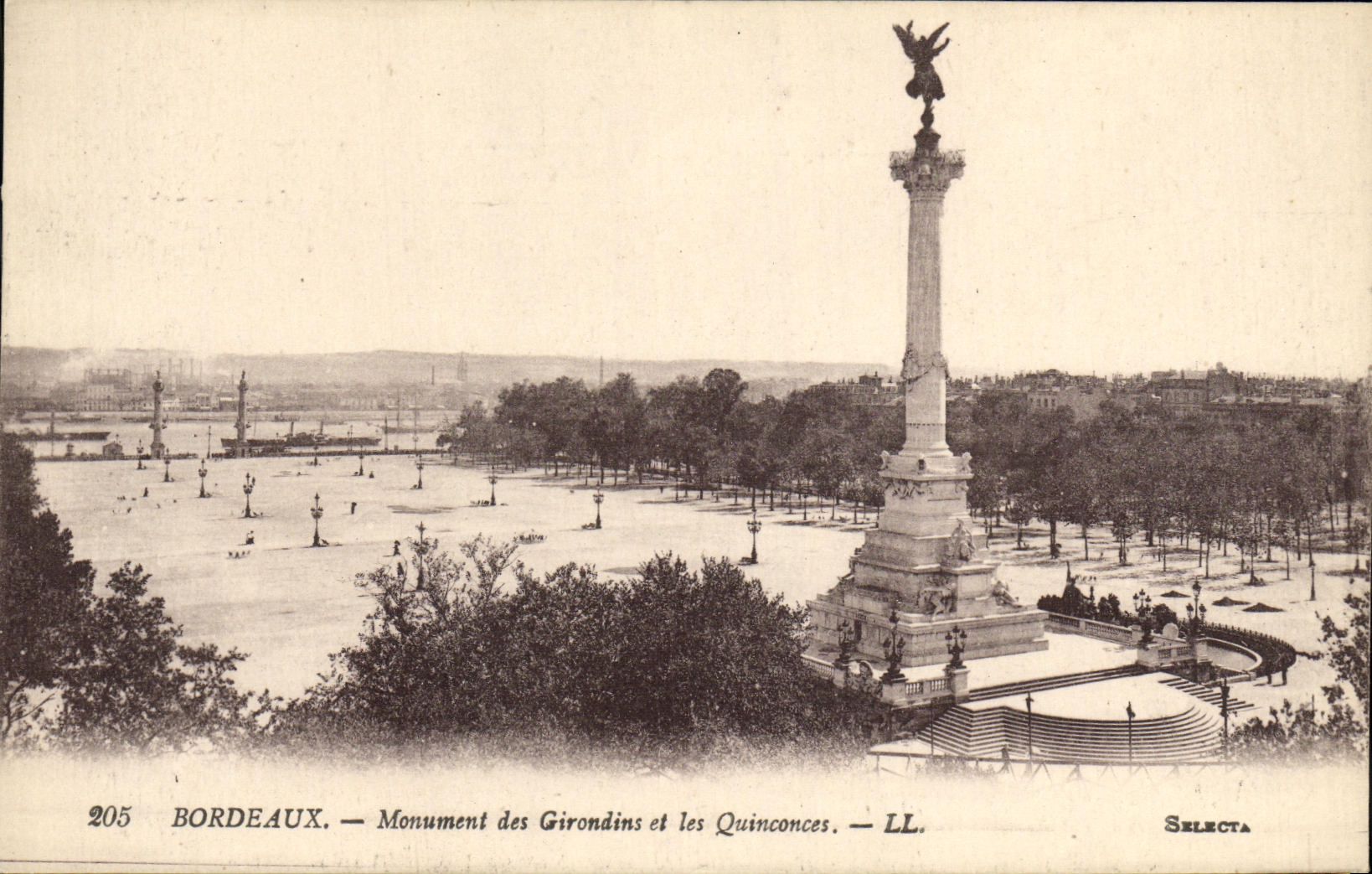CPA Bordeaux Monument des Girondins et les Quinconces